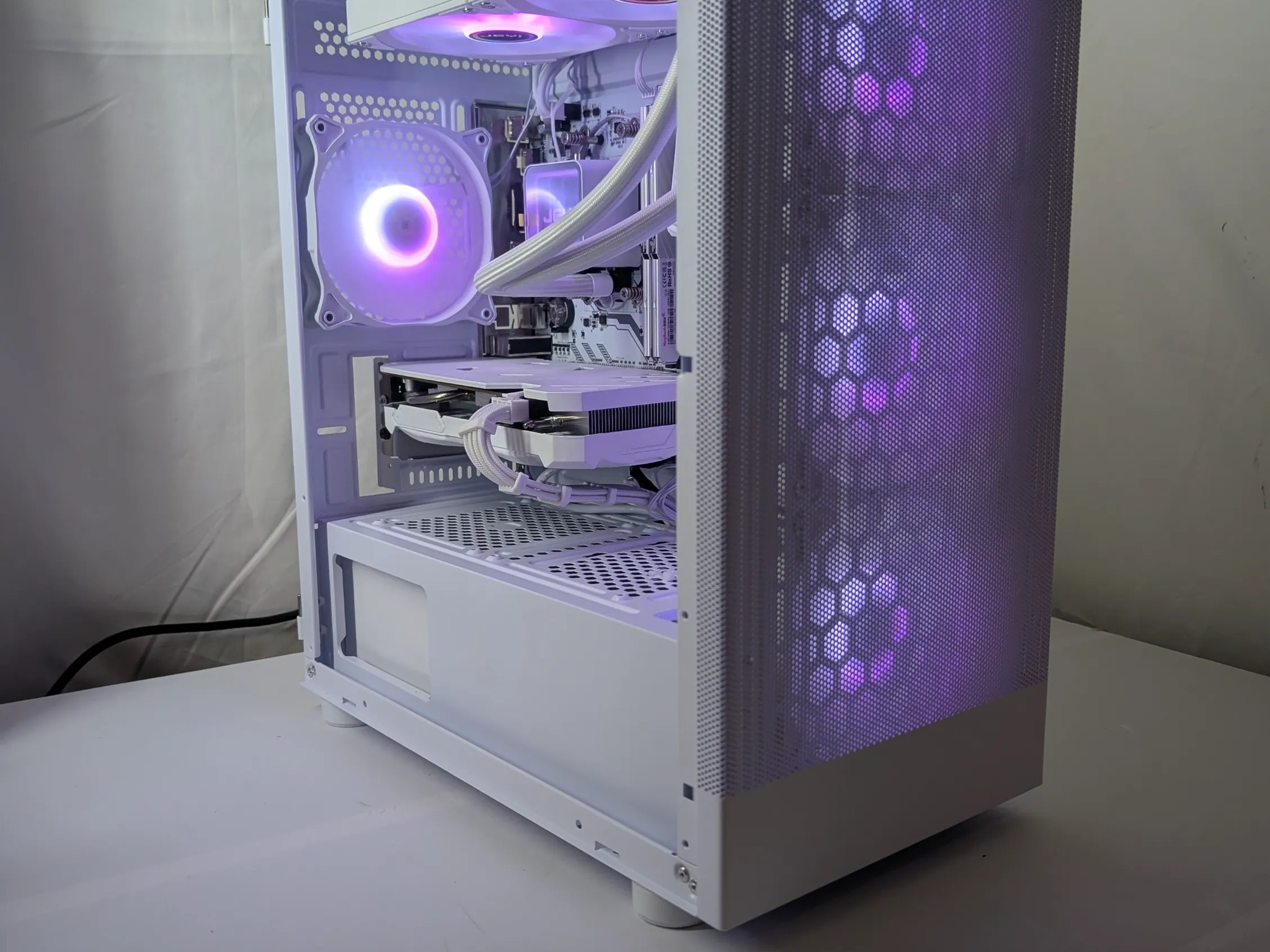 🔥 White Gaming PC – RTX 4060 | Ryzen 5 3600 | 32GB RAM | 1TB NVMe | Wi-Fi & Bluetooth 🔥