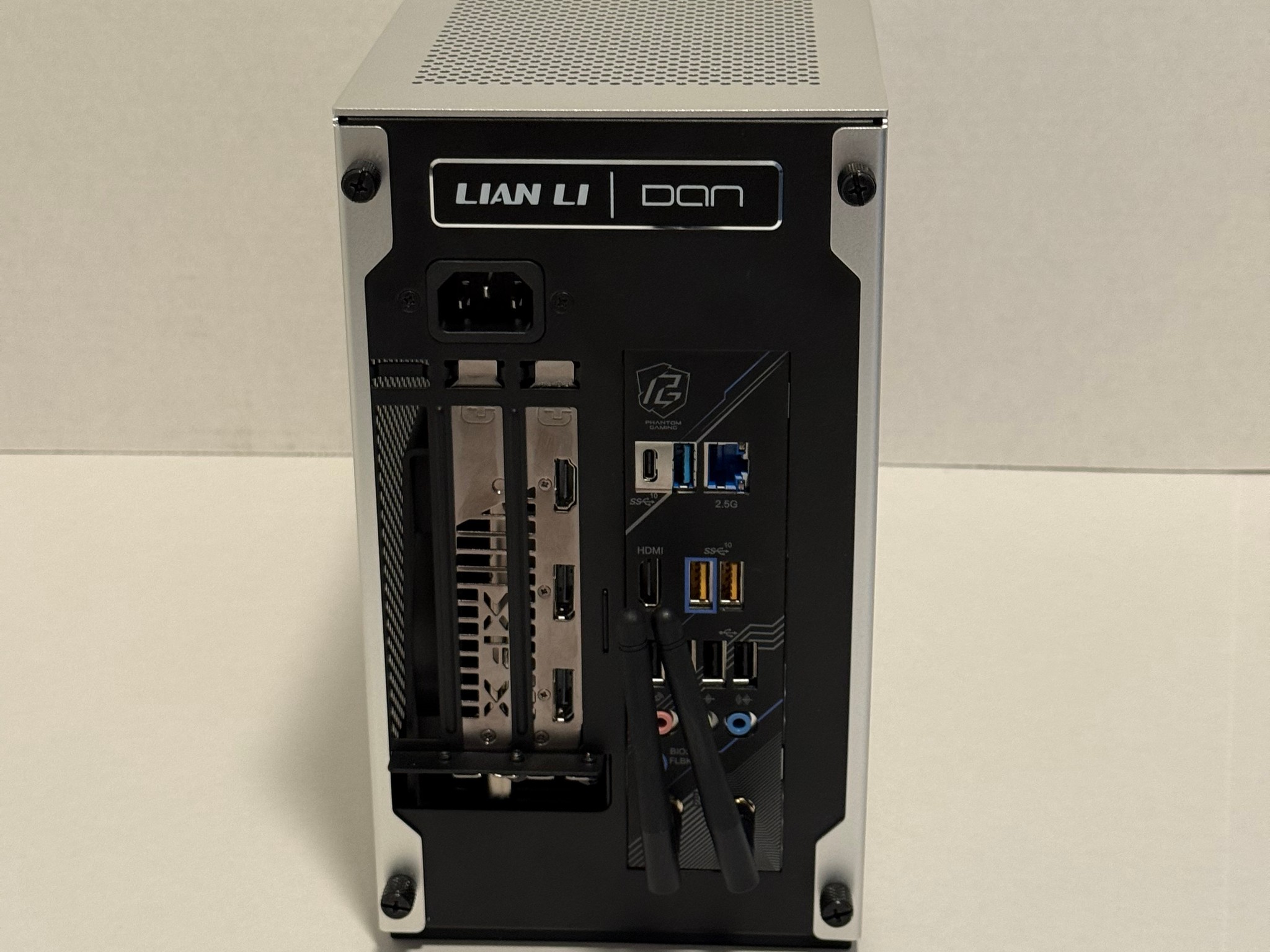 Lian Li A4 H2O - Mini ITX Gaming PC - 9060xt 16gb 9600x DDR5 32gb 1tb SSD