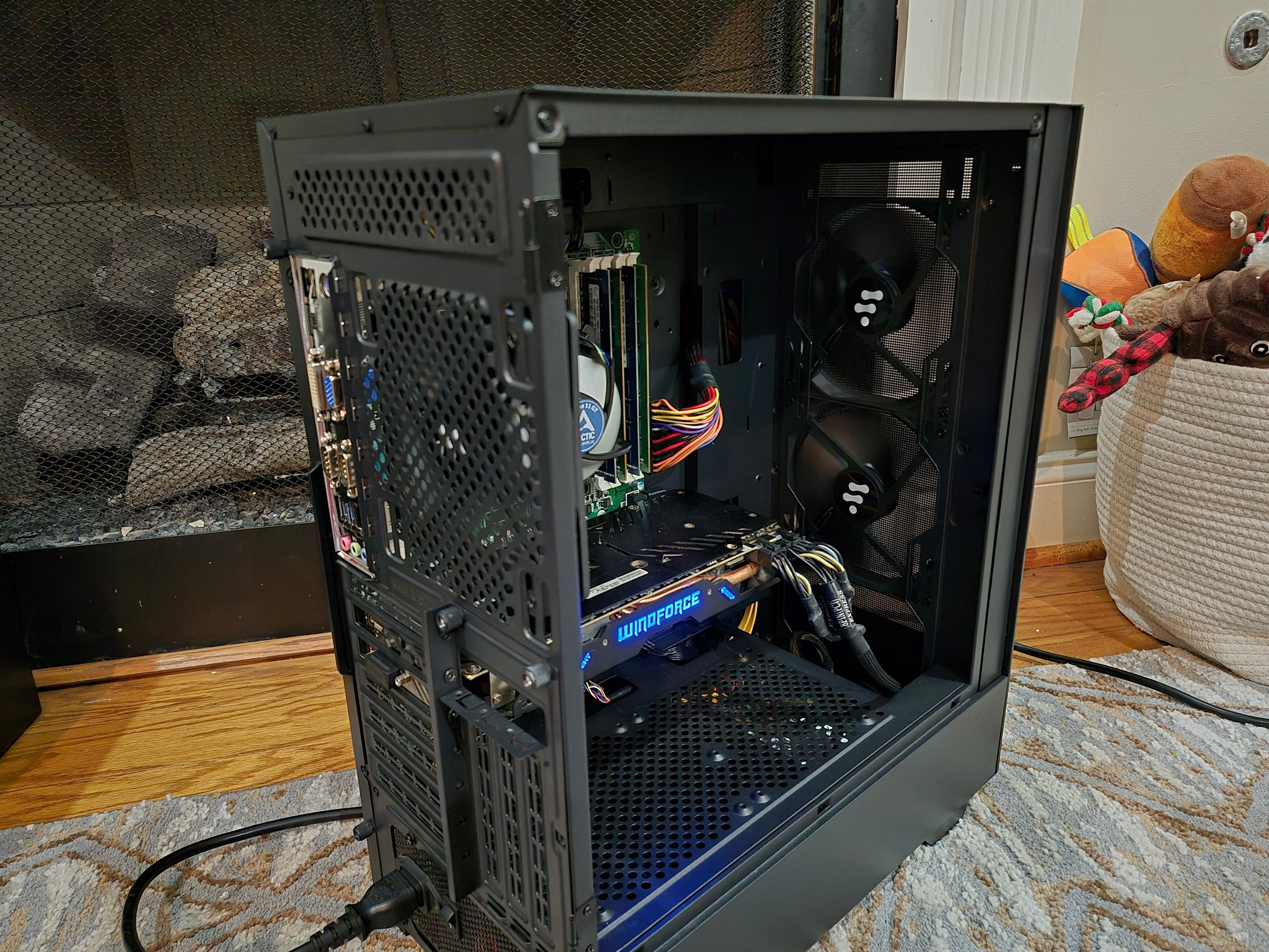 Budget Minimalist | 80 FPS Fortnite| i5-4590, 16GB RAM, 300GB SSD, AMD R9 390 8GB, Win10
