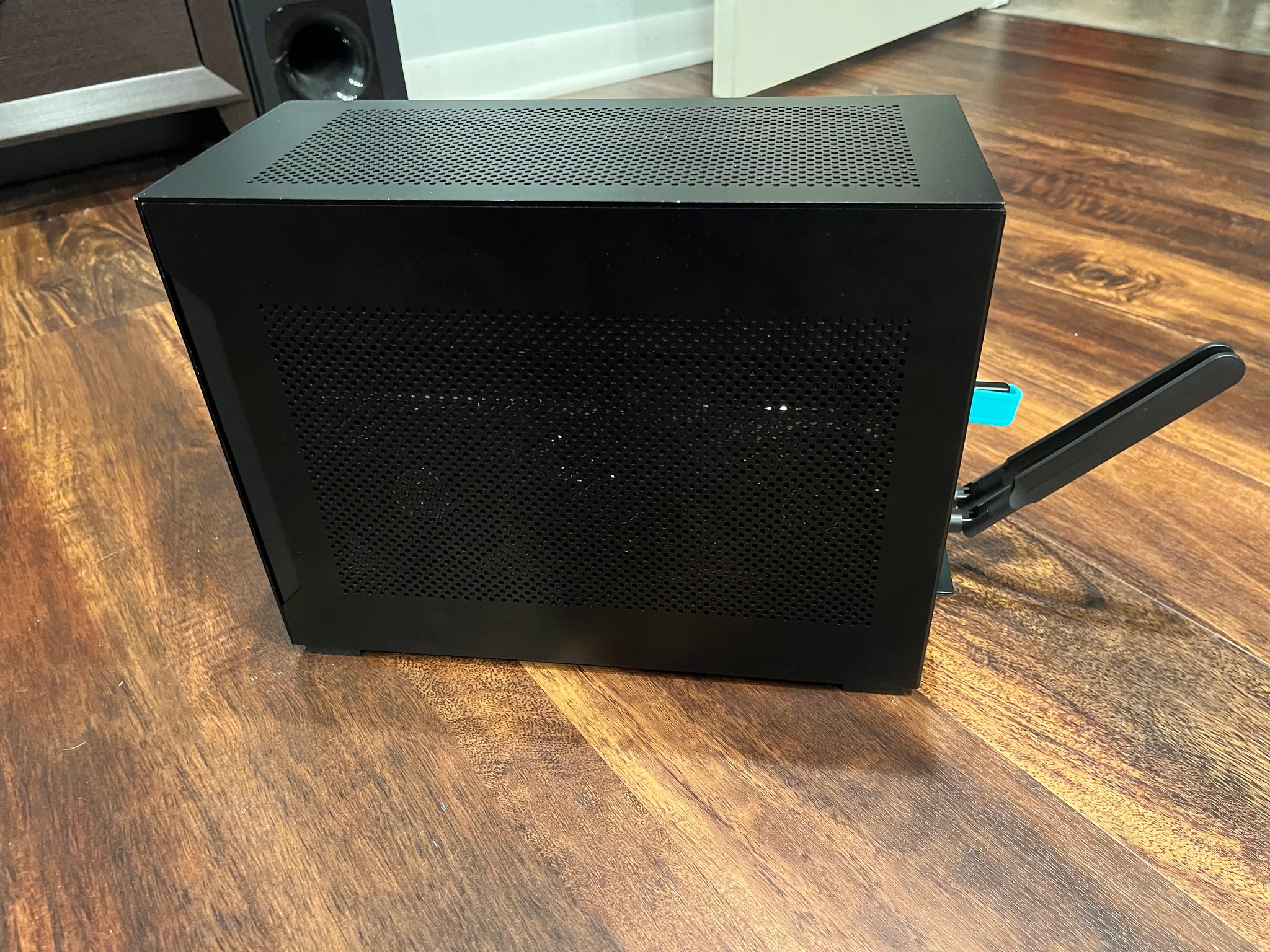 BEEFY but SMALL - Radeon RX 9070 - Lian Li A4-H20 - Ryzen 7600X