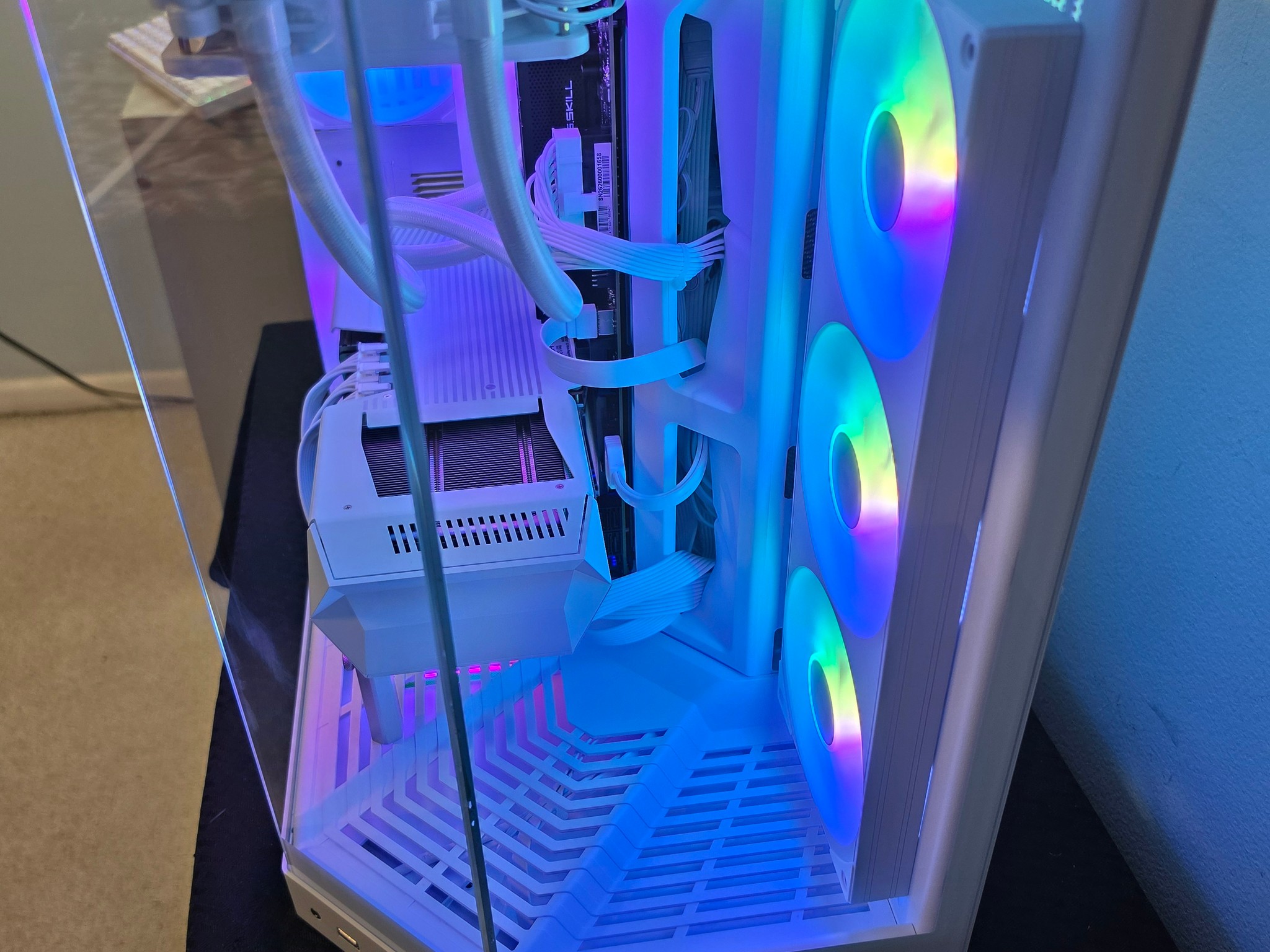 RX 9070 XT-Intel Core Ultra 7 270k Plus-32 GB DDR5 6000-1 TB NVME Premium Gaming PC