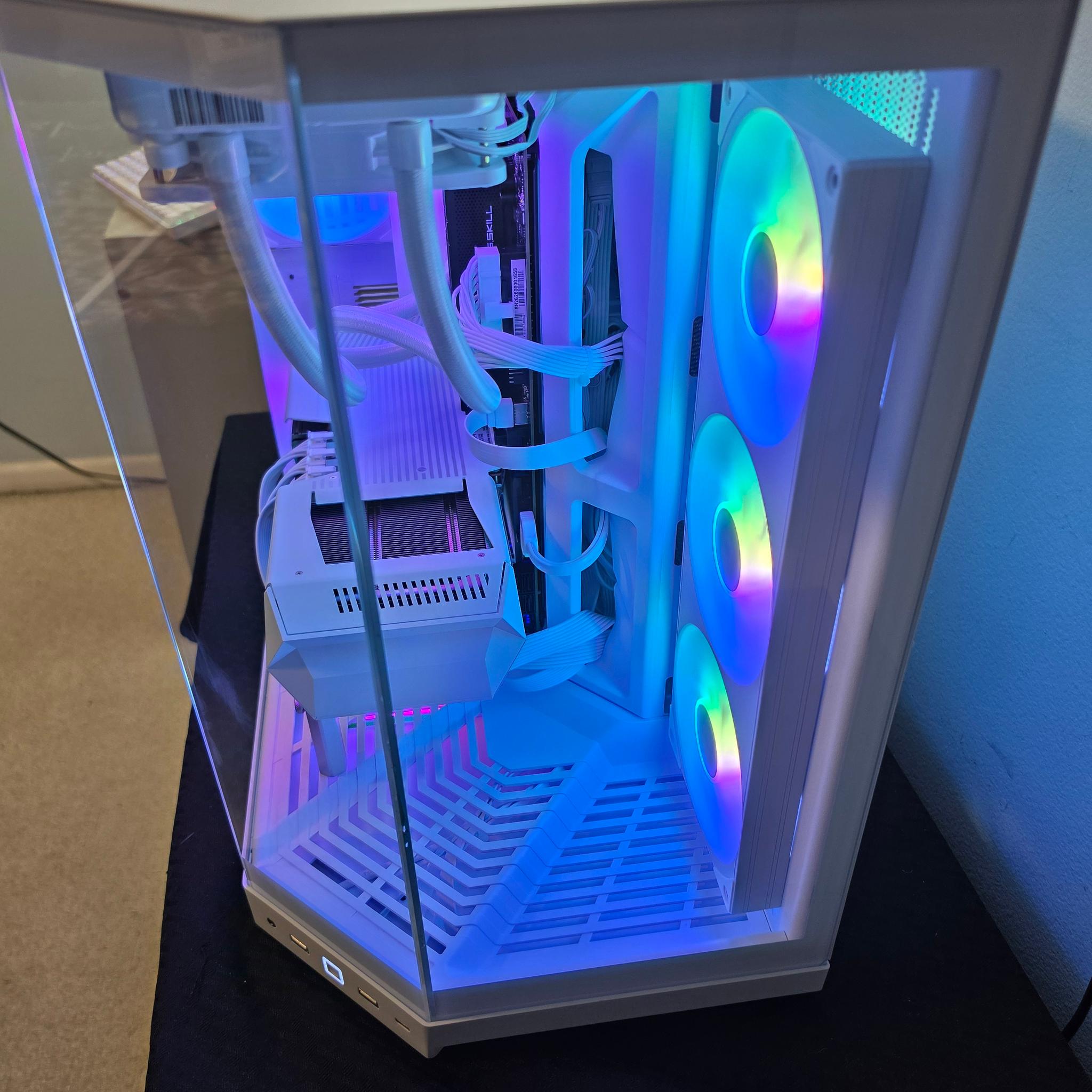RX 9070 XT-Intel Core Ultra 7 270k Plus-32 GB DDR5 6000-1 TB NVME Premium Gaming PC