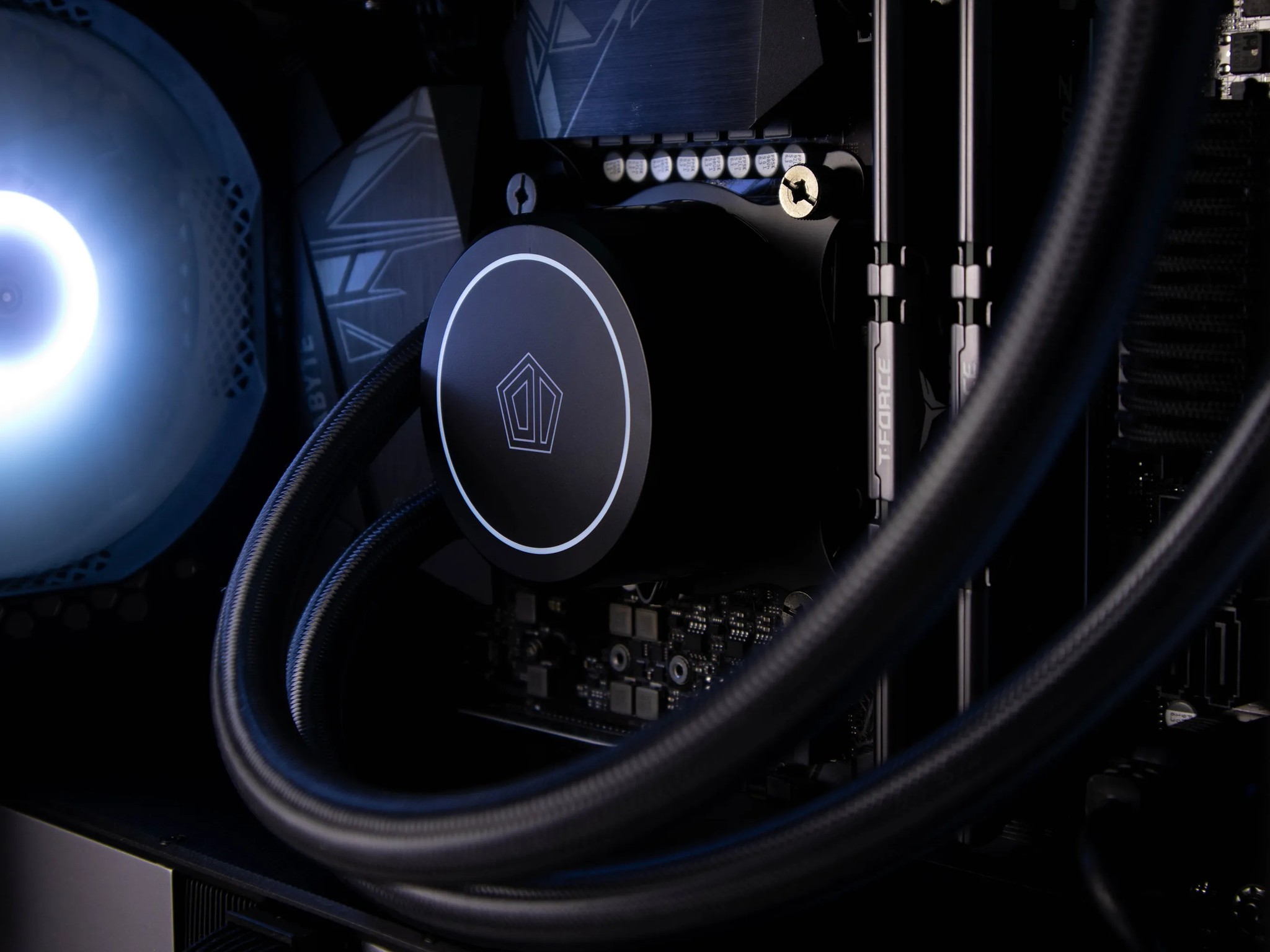 Black Magic (RTX 3070 FE | Intel i5-10600 | 16gb RAM)