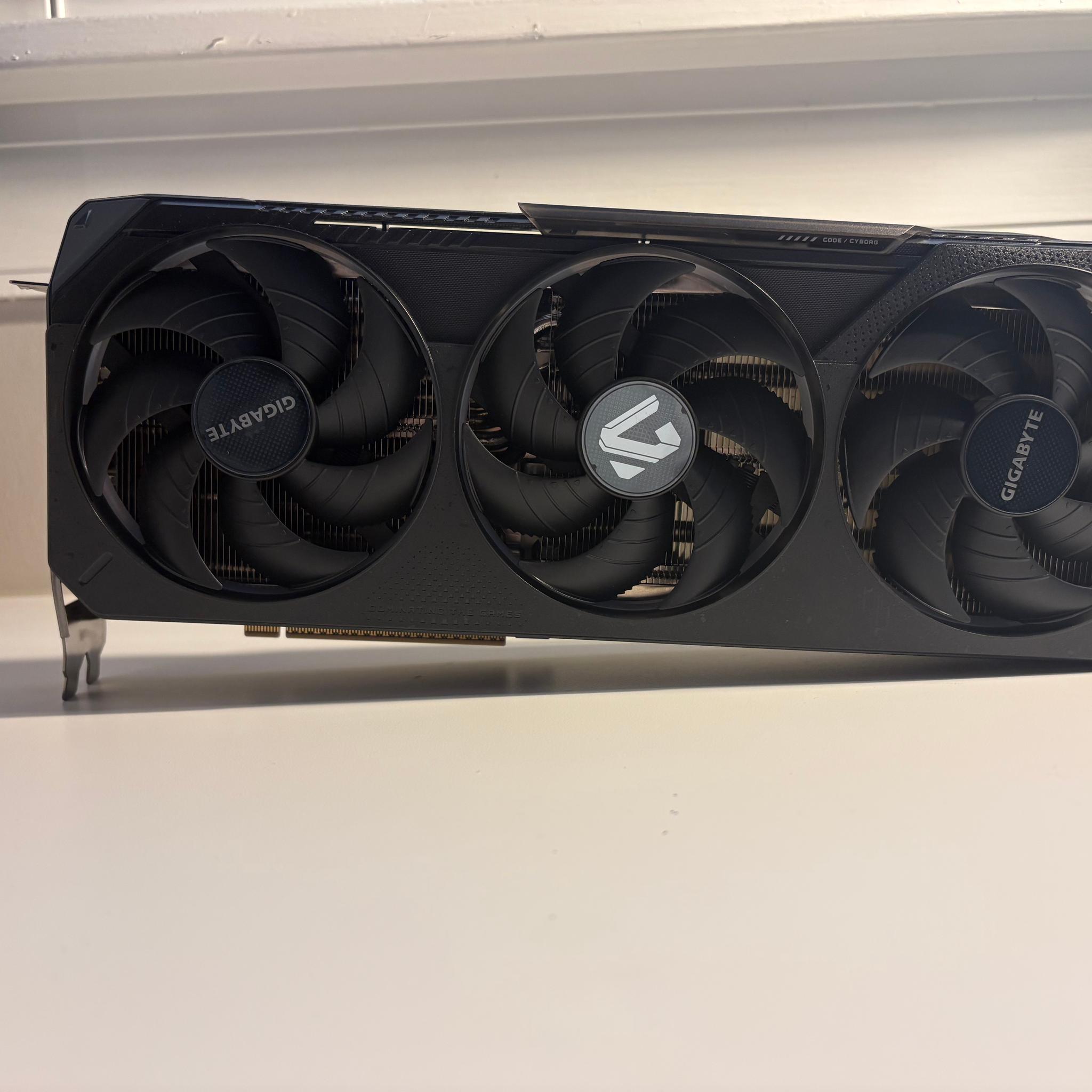 GIGABYTE GeForce RTX 5070 GAMING OC 12G