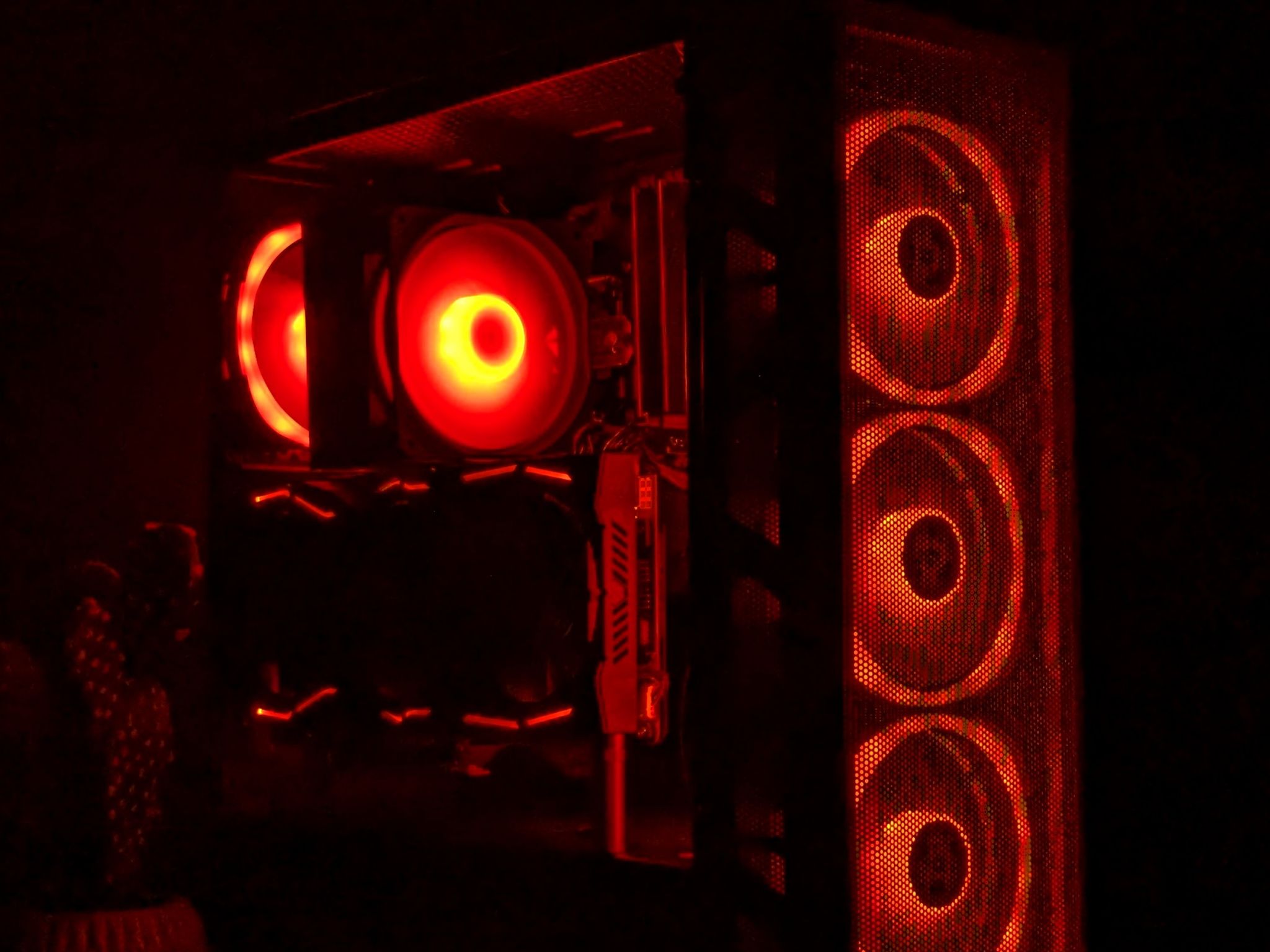 1080p Gaming PC⚫️RX VEGA 56 8GB⚫️I5-8600@4.2GHz⚫️16GB DDR4 RAM⚫️1TB NVMe SSD⚫️Windows 11 Pro
