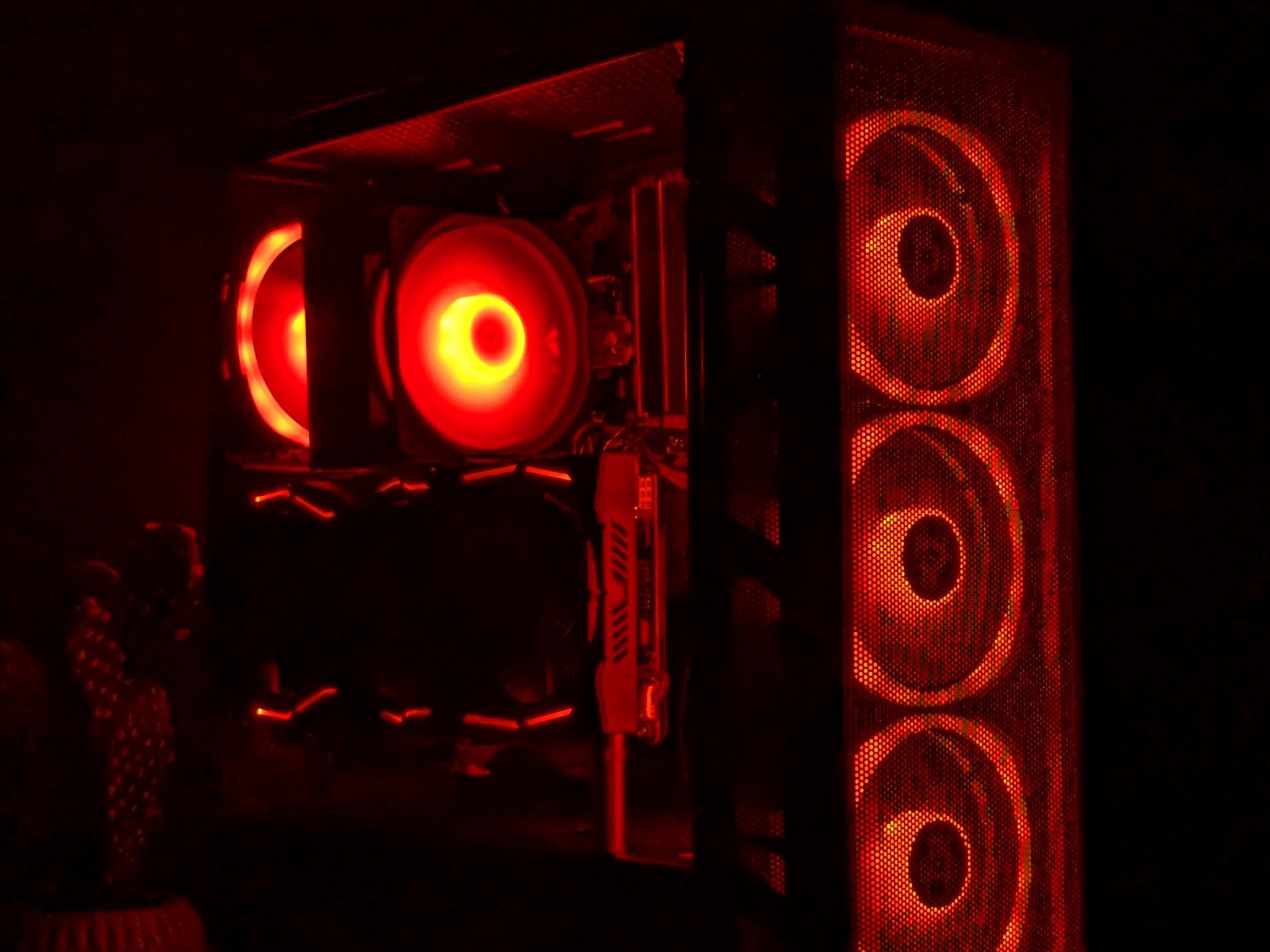 1080p Gaming PC⚫️RX VEGA 56 8GB⚫️I5-8600@4.2GHz⚫️16GB DDR4 RAM⚫️1TB NVMe SSD⚫️Windows 11 Pro