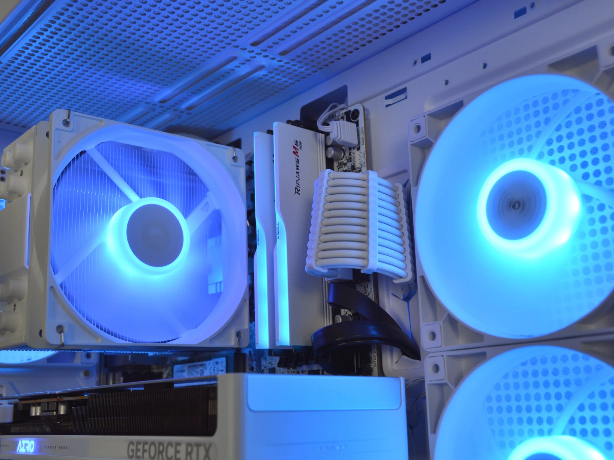 |🌨️White Ocean🌨️| RTX 5060 8GB| Ryzen 5 8400F | 32 GB DDR5 RAM | 1TB NVME SSD |