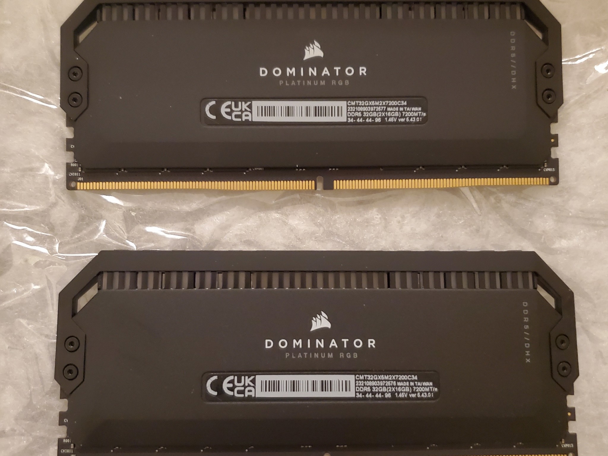 DOMINATOR® PLATINUM RGB 32GB (2x16GB) DDR5 DRAM 7200MT/s CL34
