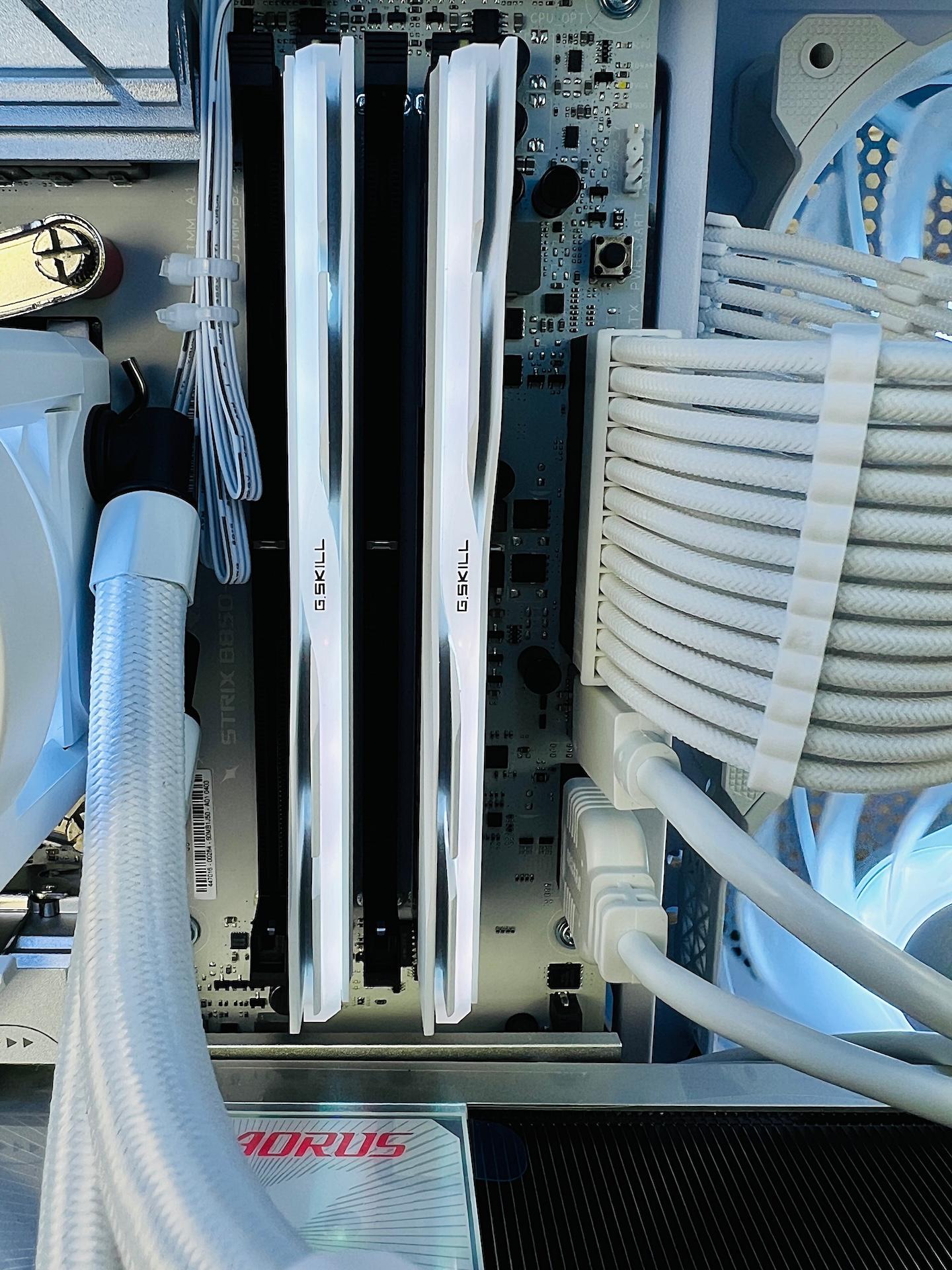 5080 AORUS MASTER ICE Ryzen 7 9800X3D 32GB DDR5 2TB M.2 WIFI 7 Win 11 Pro