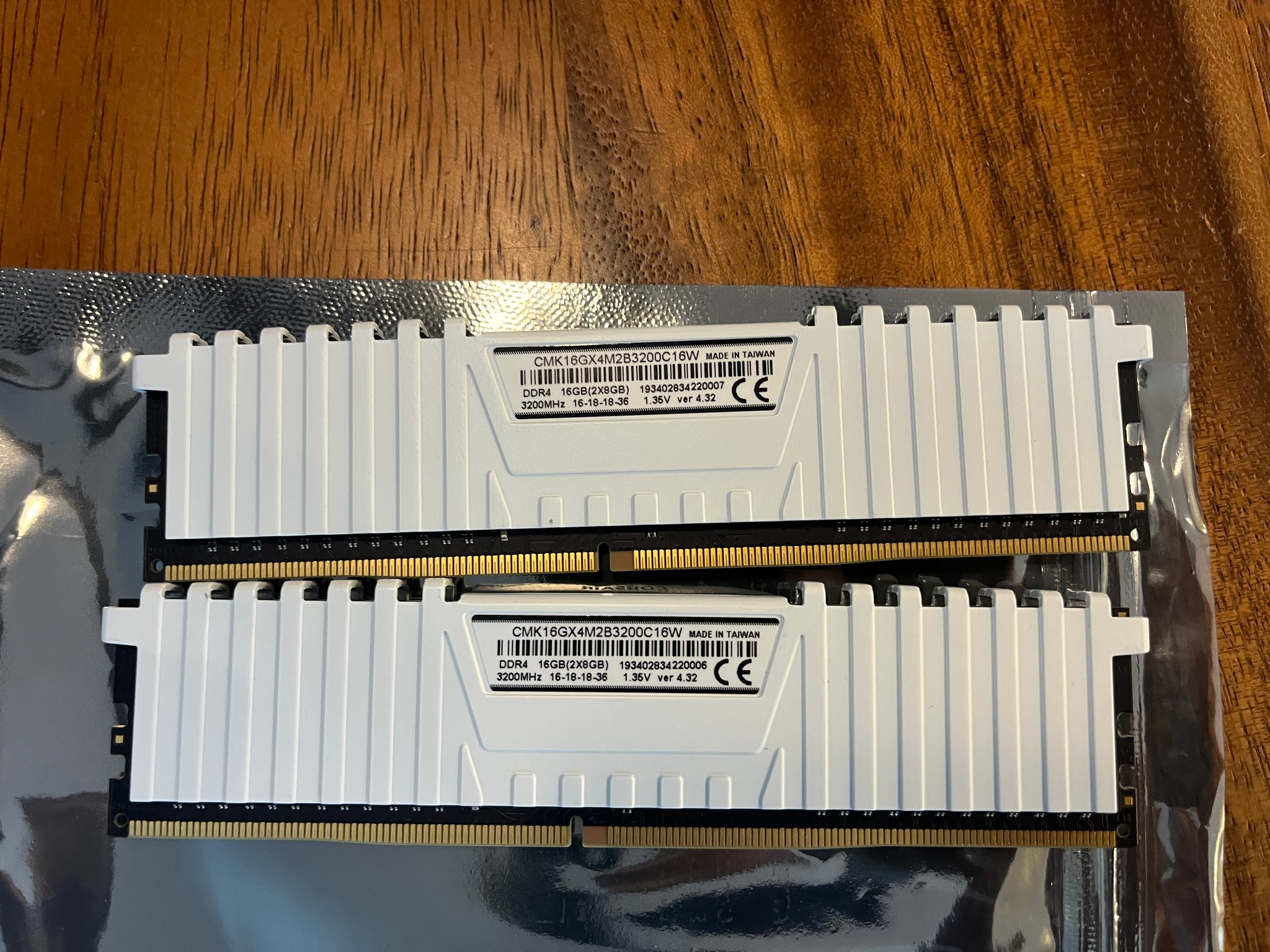 VENGEANCE® LPX 16GB (2 x 8GB) DDR4 DRAM 3200MHz C16 Memory Kit – White
