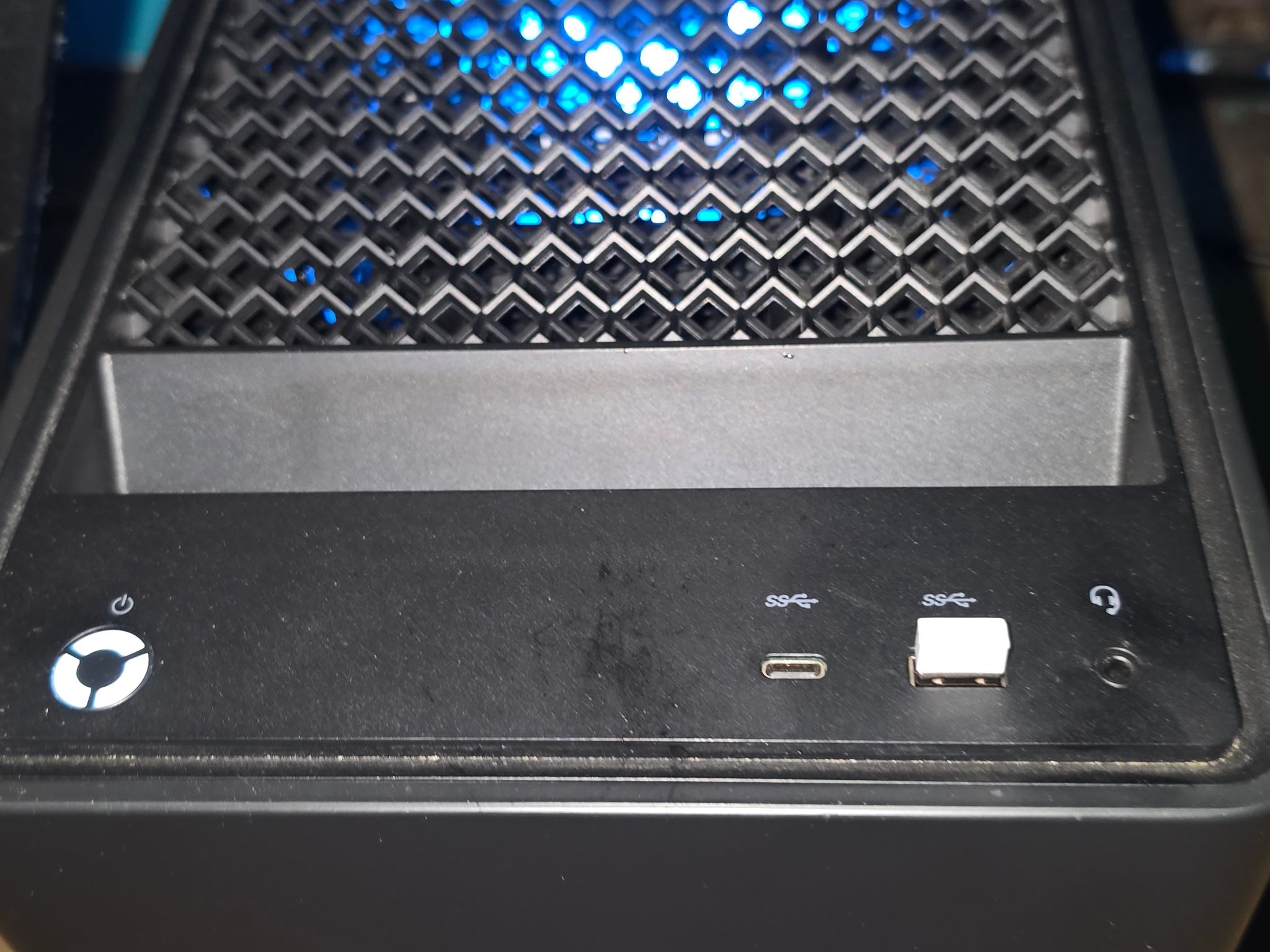 RTX 5070, AMD Ryzen 7 7800X3D, 32 GB DDR5 Ram, 850W PSU