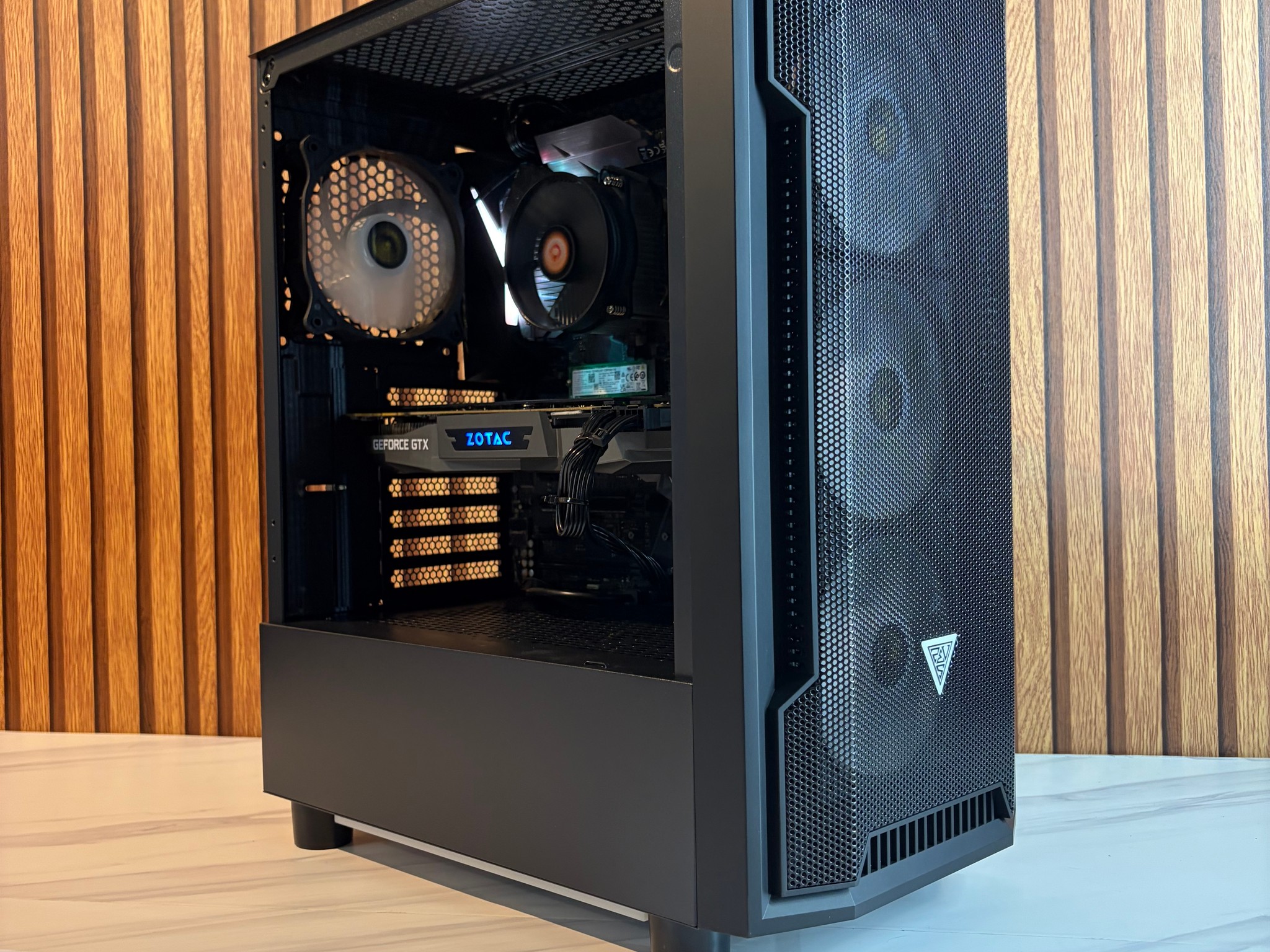 GTX 1080TI 11GB | I7 7700 | 16GB DDR4 | 550W | 256GB NVME