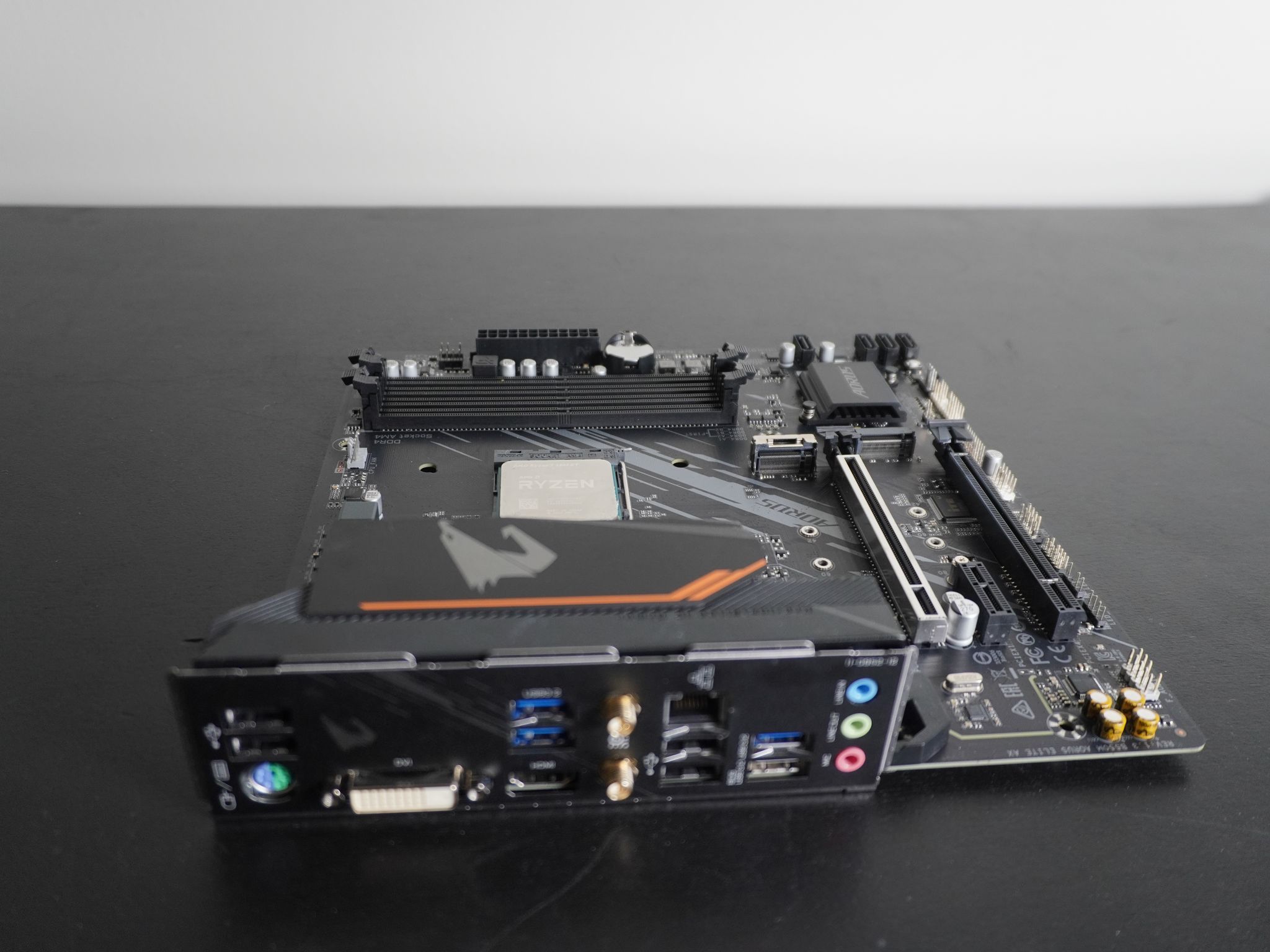 AMD R7 5800 XT + GIGABYTE B550M AORUS Elite AX (rev 1.3) AMD AM4 mATX
