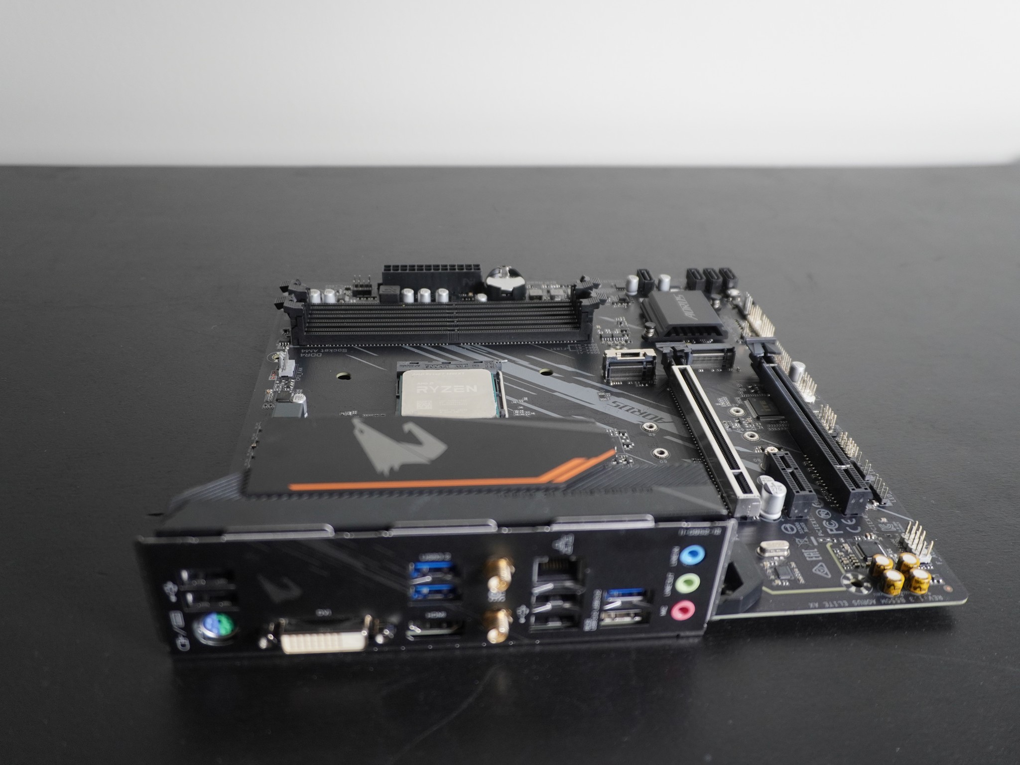 AMD R7 5800 XT + GIGABYTE B550M AORUS Elite AX (rev 1.3) AMD AM4 mATX