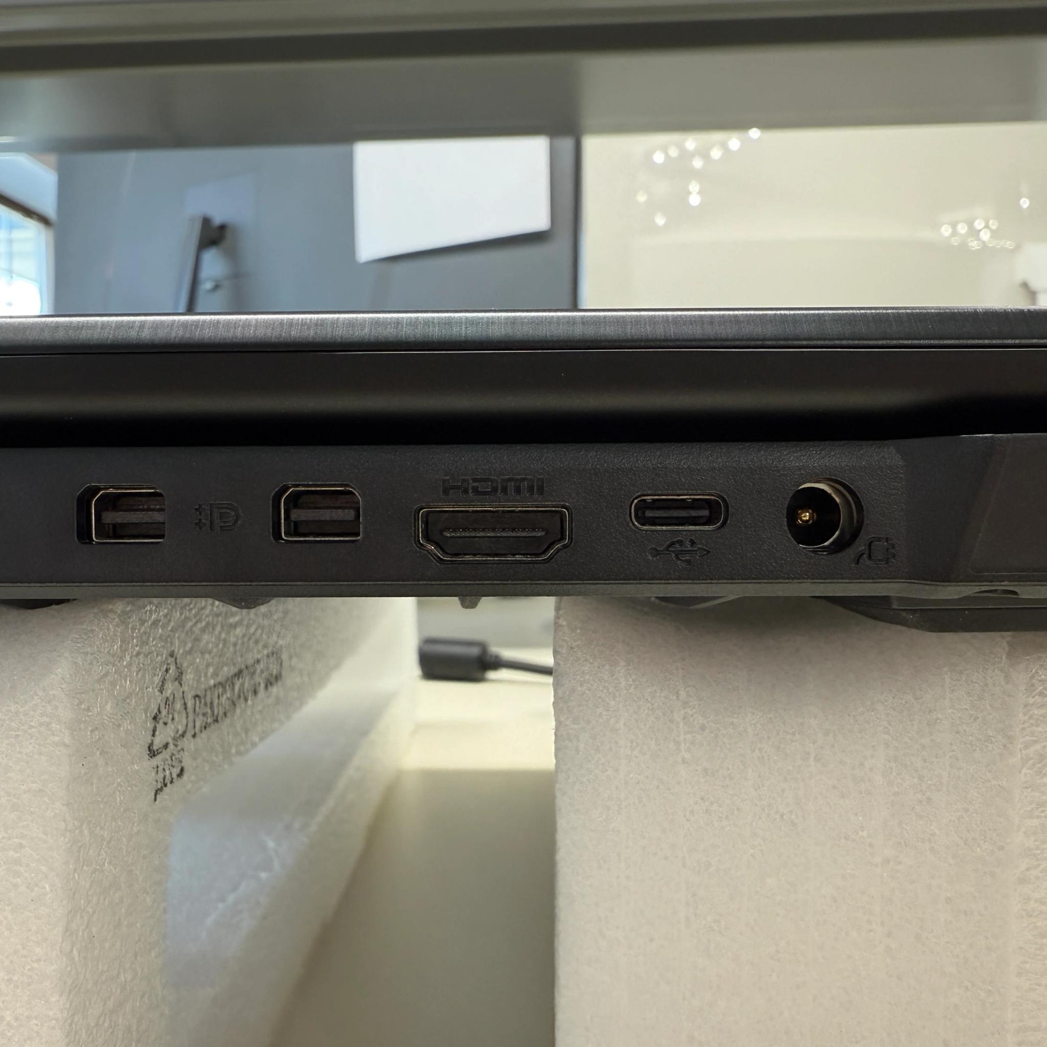 Eluktronics Mech-17, i7-8750H, RTX 2060, 16GB RAM, 512 SSD, 144HZ