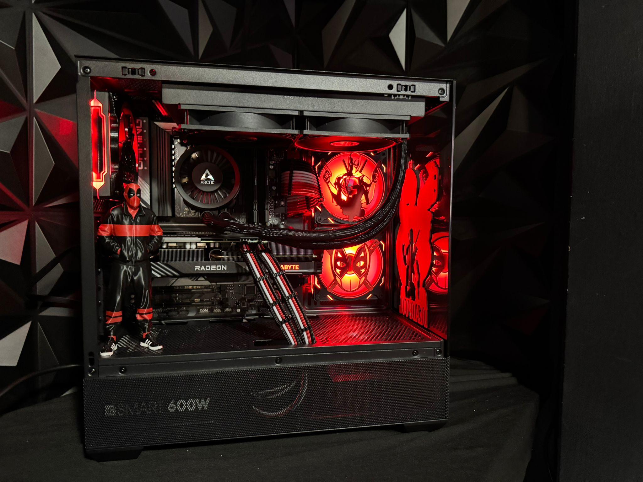 🟥⚫⚪ Merc 76 – Deadpool Edition 💀🎮 Ryzen 7600X| RX 7600XT 16 GB | 32 GB DDR5| 2 TB NVMe