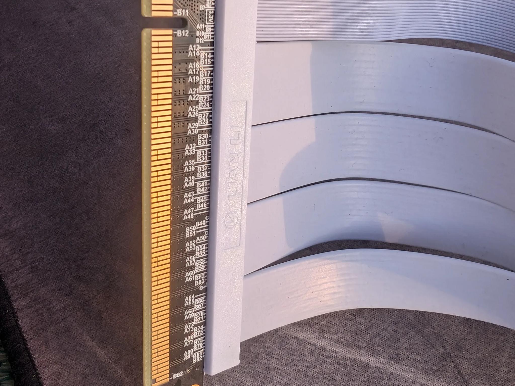 Lian-Li Vertical GPU Mount 011-Vision White