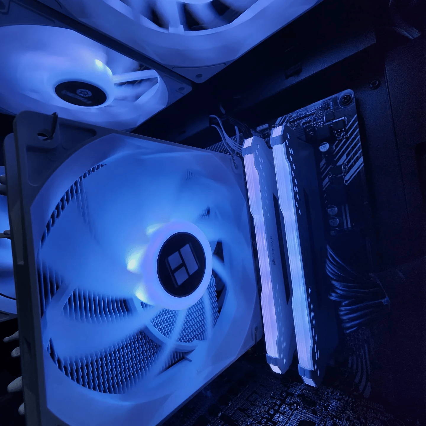 🤍🖤🤍 Gigabyte GeForce GTX 1080Ti 11GB // AMD Ryzen 7 2700X // Corsair Vengeance 16GB 2666MHz