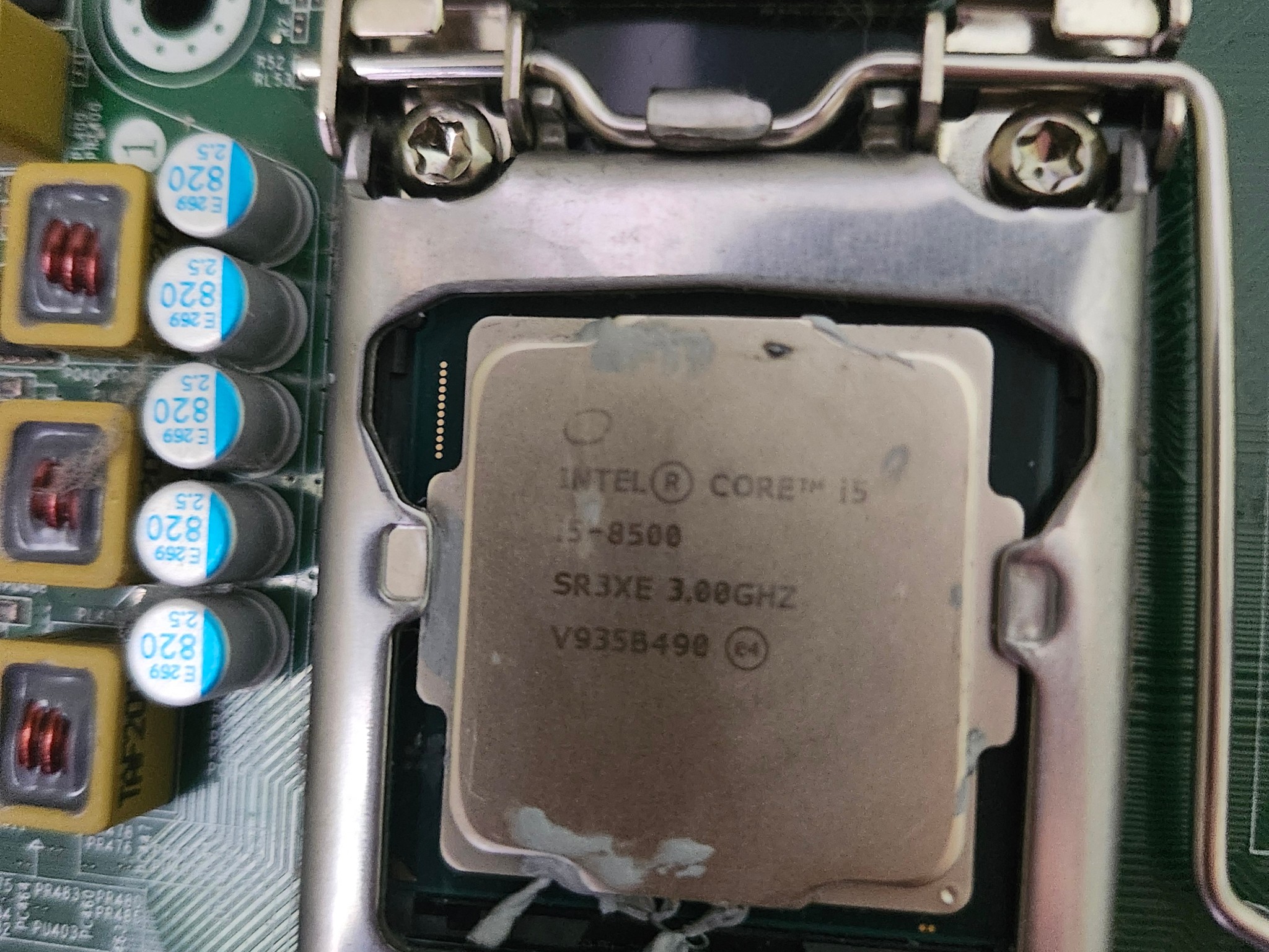 Q370 chipset with an i5 8500