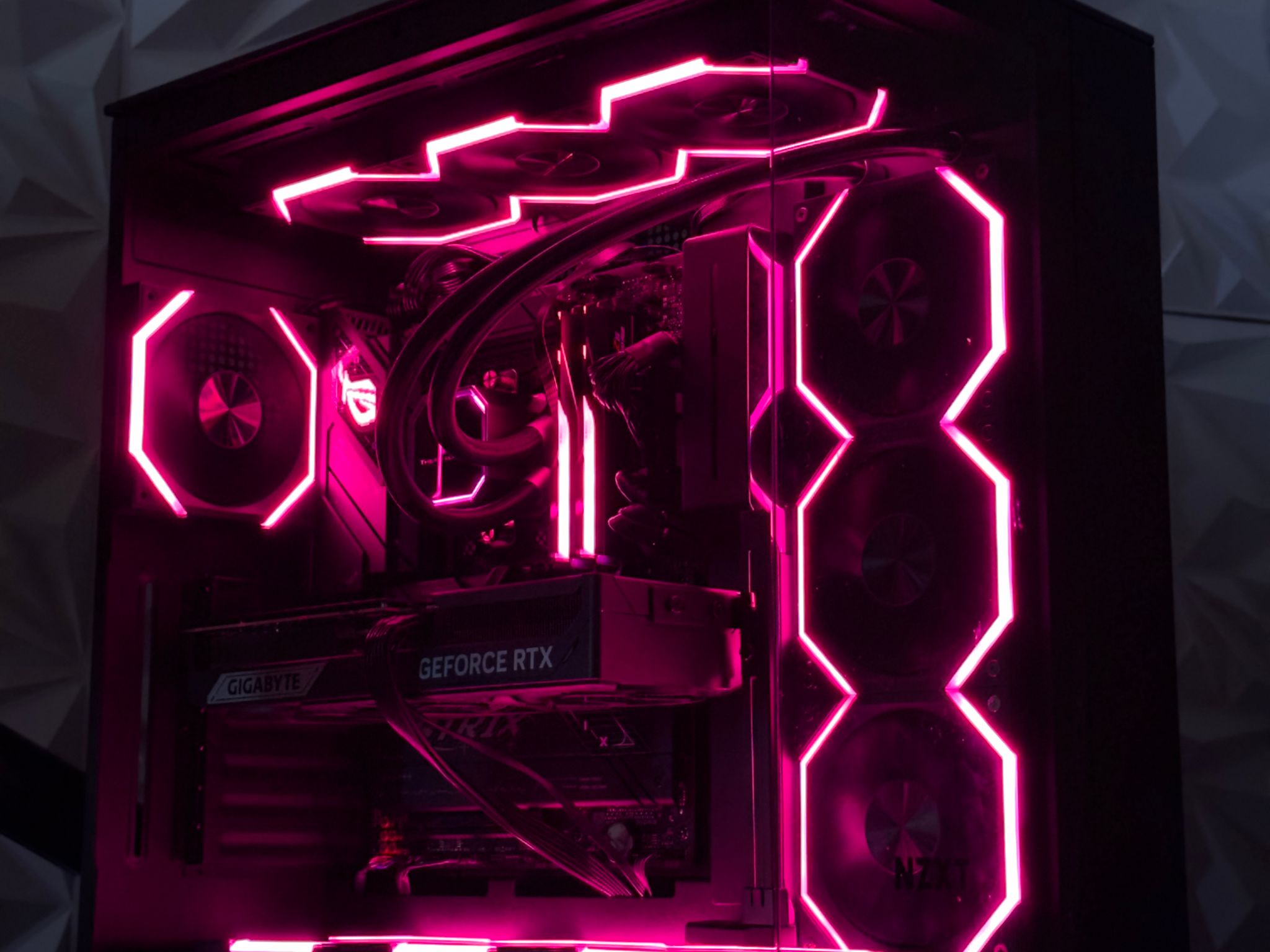 RTX 5070 Ti / Ryzen 7 9800X3D / 32GB 6000MHz CL30 DDR5 / 2TB crucial ssd / Windows 11 by