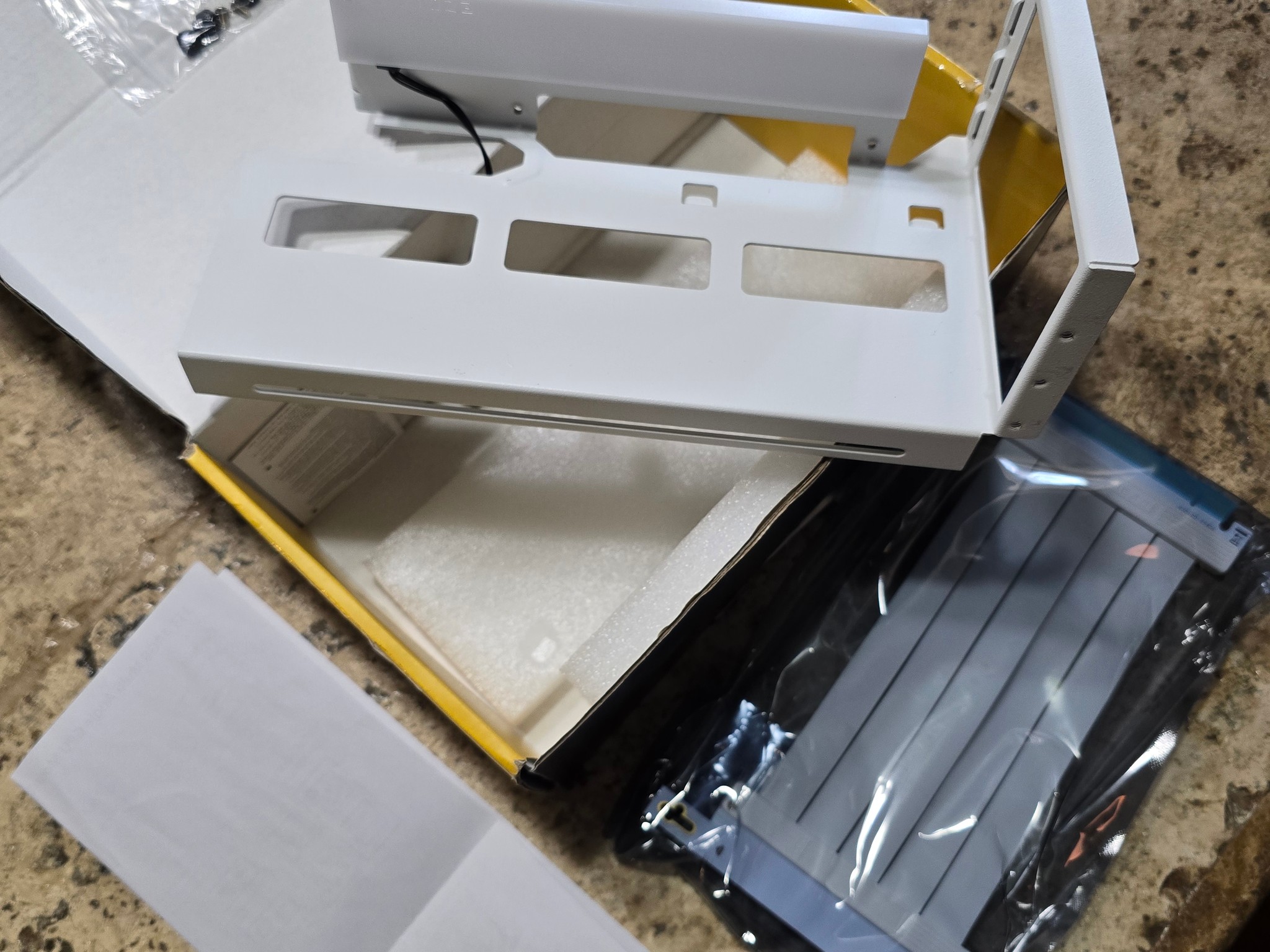 EZDIY-FAB PCIe 4.0 GPU Mount Bracket w ARGB LED Module White Nvidia AMD RTX RX XT Adjustable angle