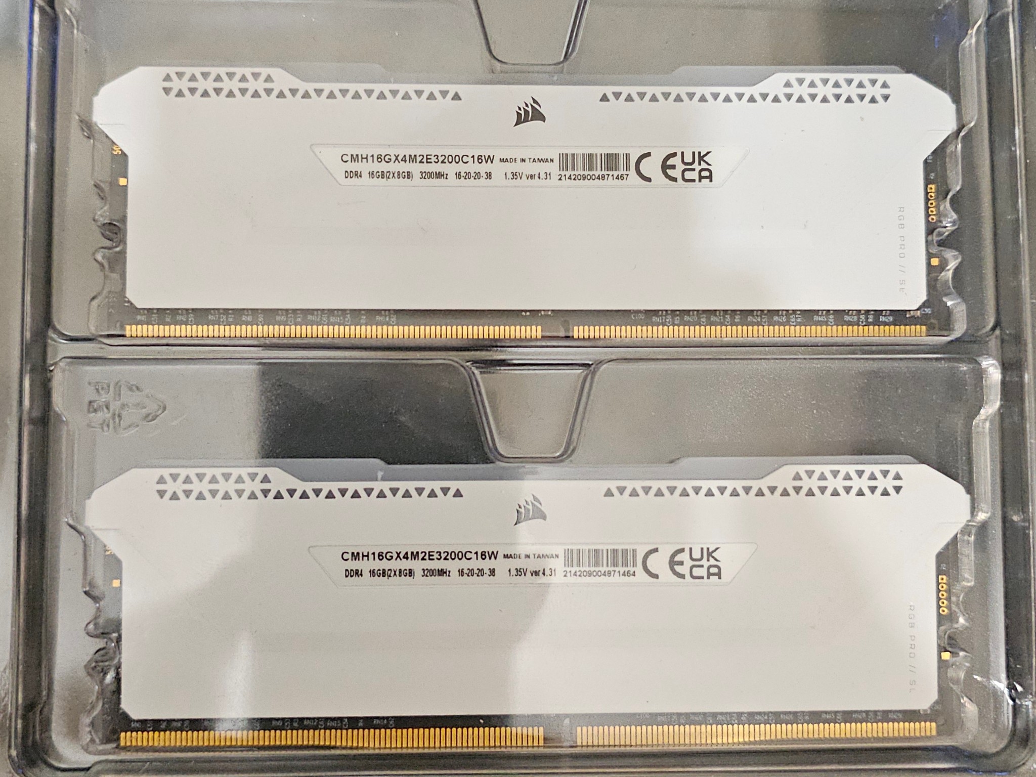 VENGEANCE® RGB 16GB (2 x 8GB) DDR4 DRAM 3200MHz C16 Memory Kit — White