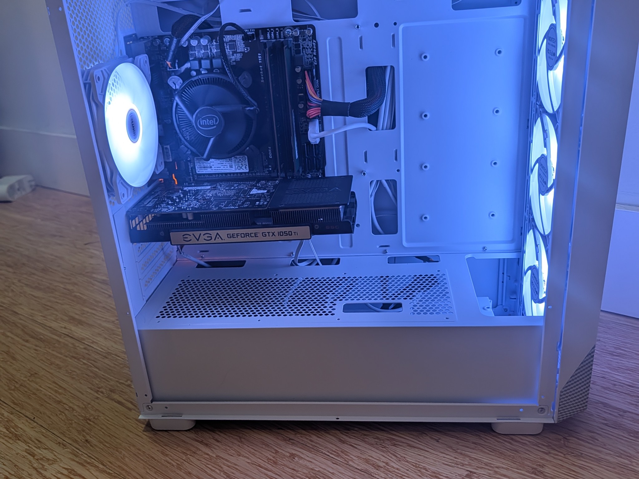 Custom gaming PC | I7 6700 | EVGA GTX 1050 TI | 16GB DDR4 | 256GB
