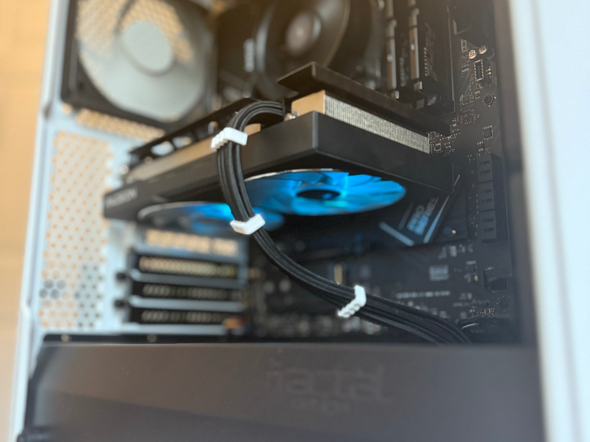 Stealthy High-End 1080p Gaming - RX 6600XT | Ryzen 5 8500G | 1TB SSD | 16GB DDR5
