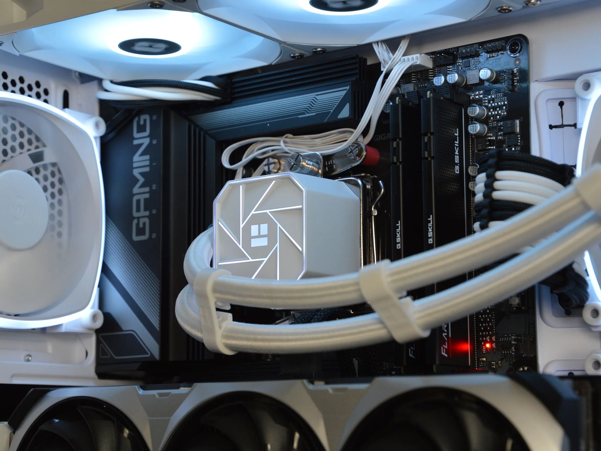 🌨️🌨️| RTX 4070 Ti 12GB| Ryzen 7 7700X | 32 GB DDR5 RAM | 2TB GEN 4 NVME SSD | Snow Cloud |