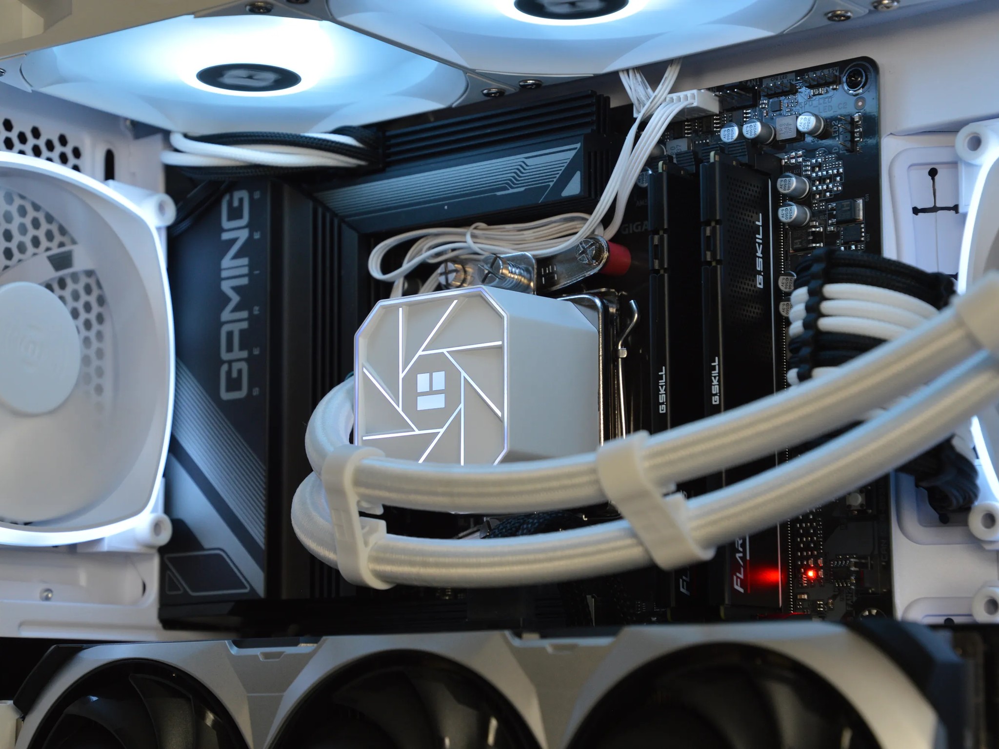 🌨️🌨️| RTX 4070 Ti 12GB| Ryzen 7 7700X | 32 GB DDR5 RAM | 2TB GEN 4 NVME SSD | Snow Cloud |