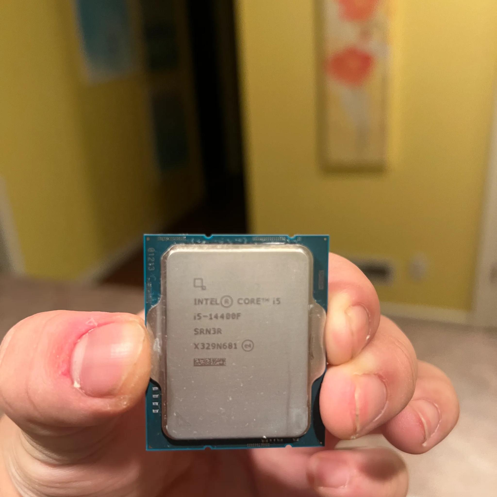 MSI Pro B760-p + Intel i5-14400f + 16 gb DDR5 Ram Kingston Fury Beast