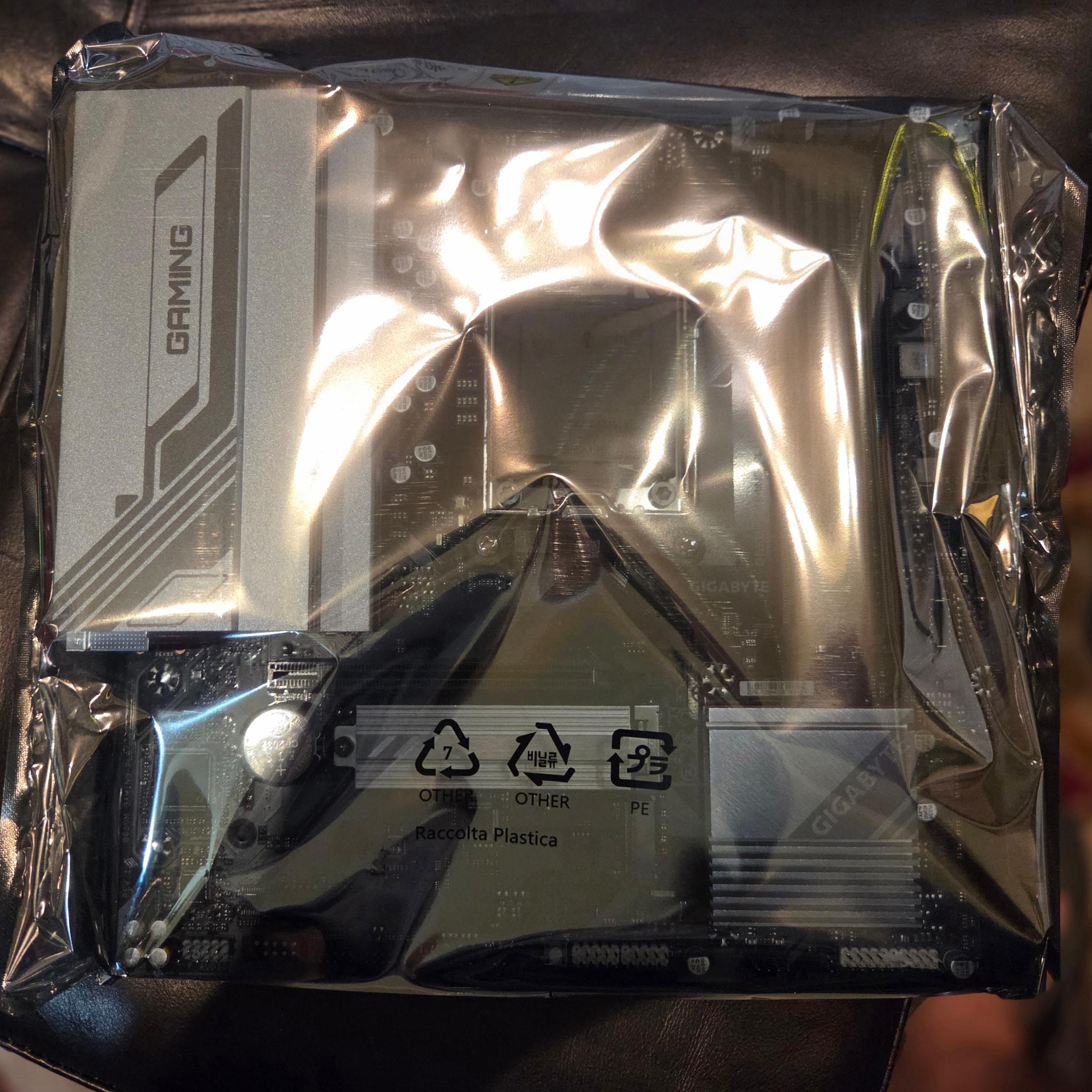 Gigabyte B650M Gaming Plus Wifi Mobo + 32GB(2x16GB) DDR5 6000 White Ram! BNIB! MOBO+RAM Combo!