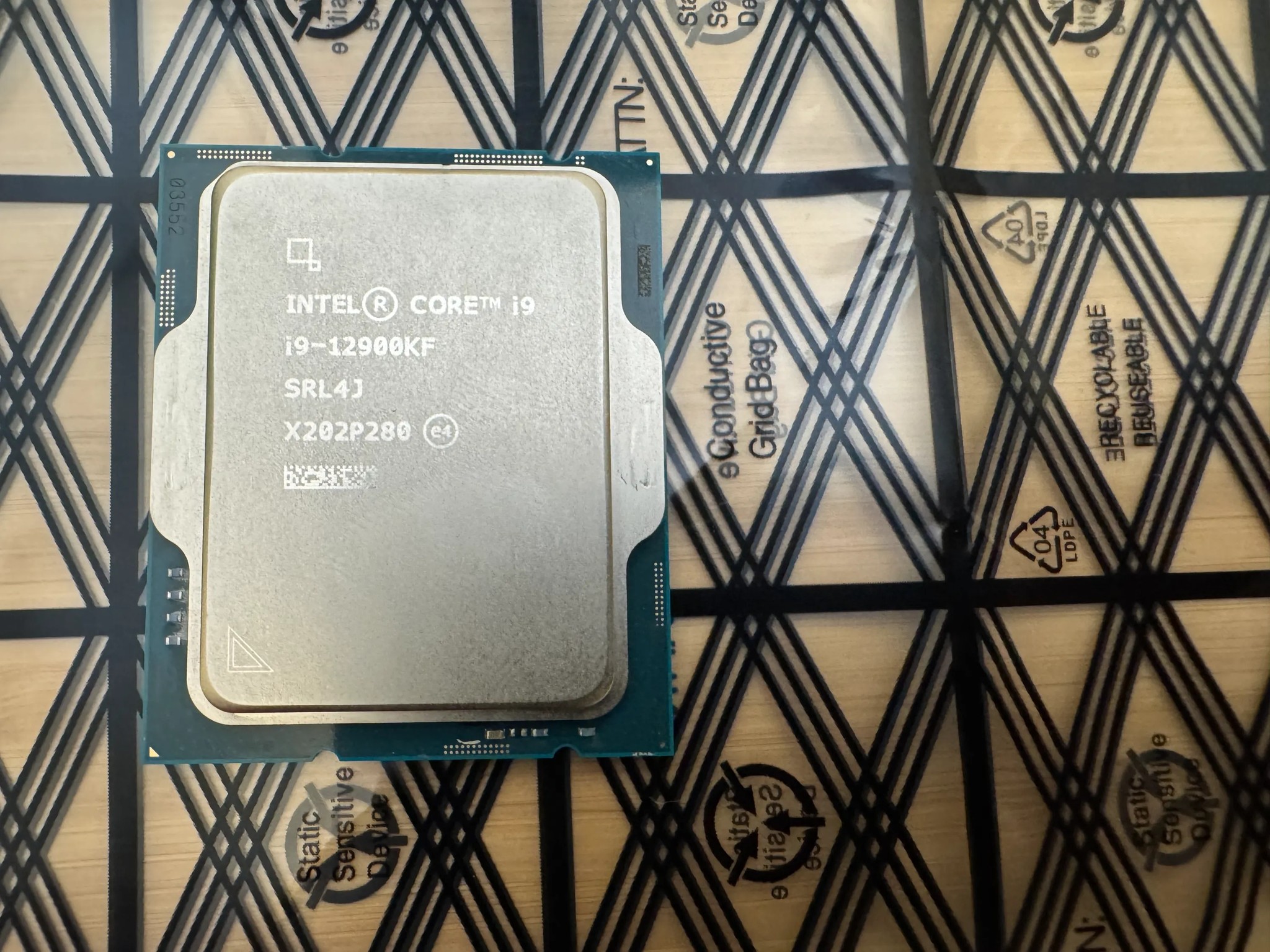 Core i9-12900KF 16 (8P+8E) Cores up to 5.2 GHz Unlocked LGA1700 600 Series Chipset 125W