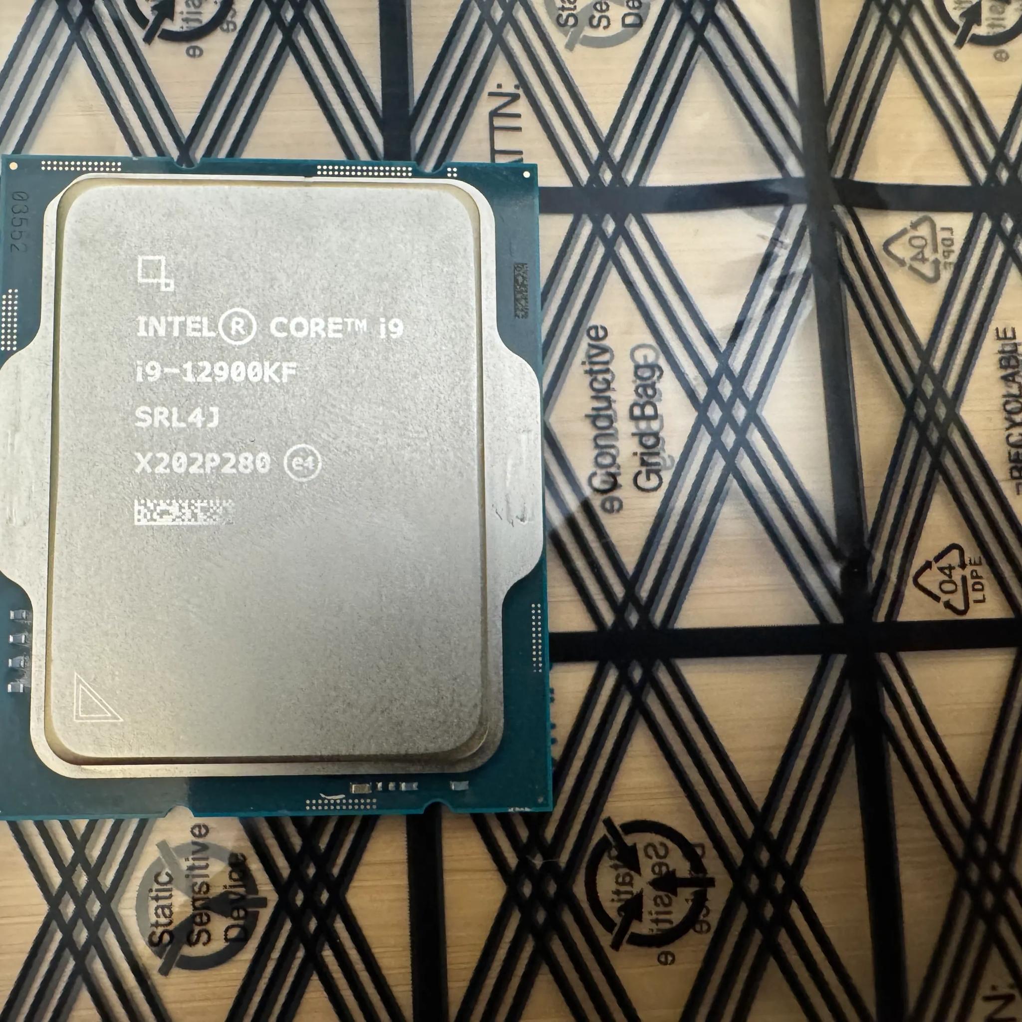 Core i9-12900KF 16 (8P+8E) Cores up to 5.2 GHz Unlocked LGA1700 600 Series Chipset 125W