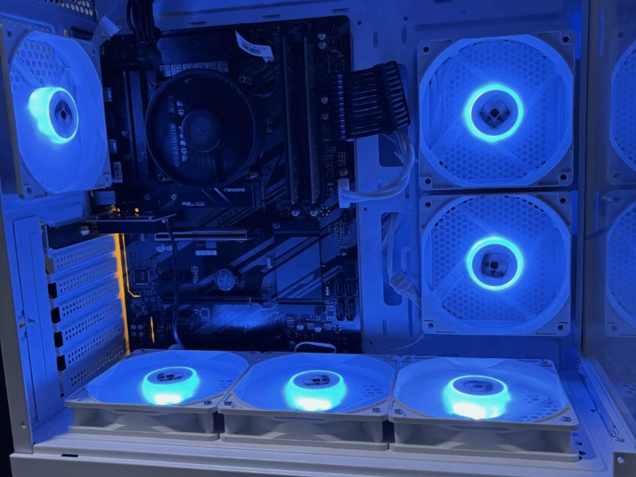 I7 9700k | 16GB DDR4 | 500GB NVME | ARGB Fans