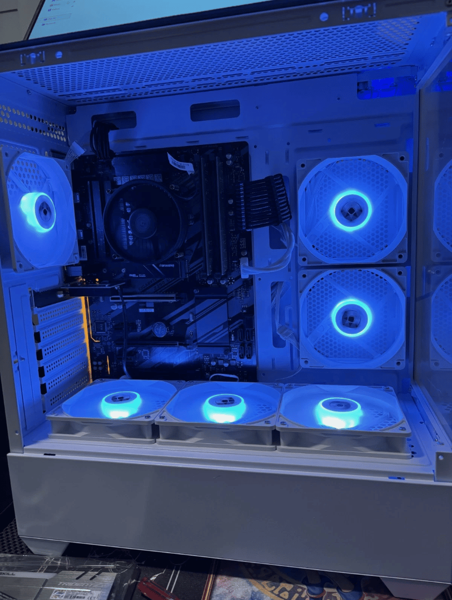 I7 9700k | 16GB DDR4 | 500GB NVME | ARGB Fans