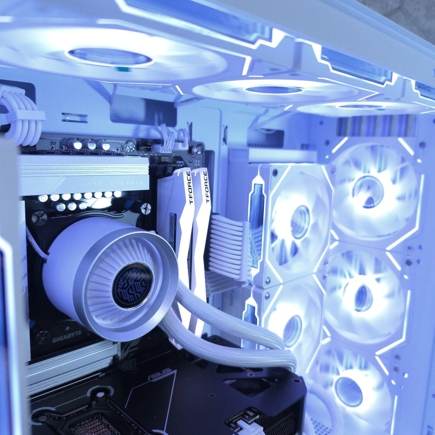 ASUS RTX 5070 🤍 Core Ultra 7 265F
