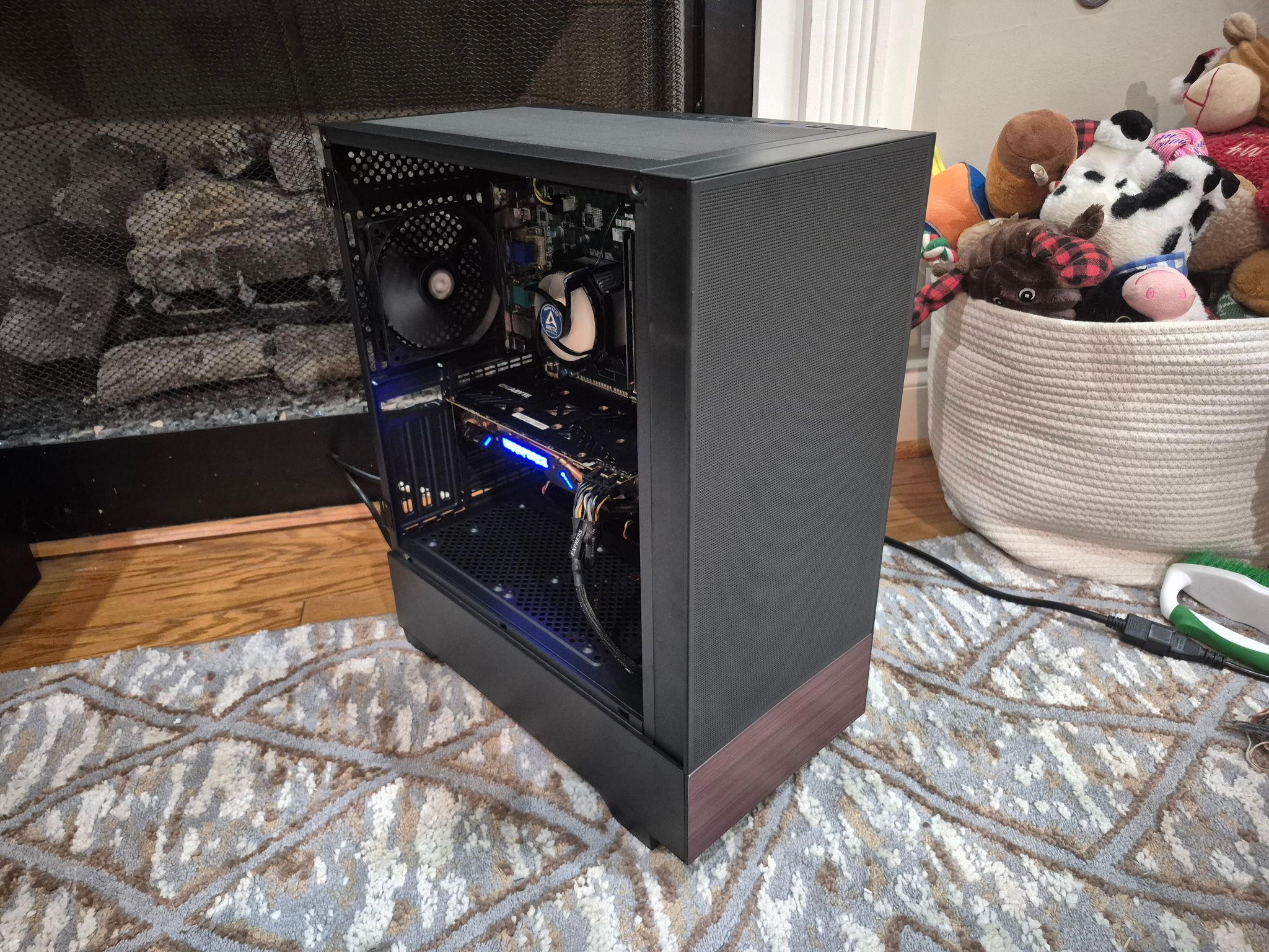 Budget Minimalist | 80 FPS Fortnite| i5-4590, 16GB RAM, 300GB SSD, AMD R9 390 8GB, Win10