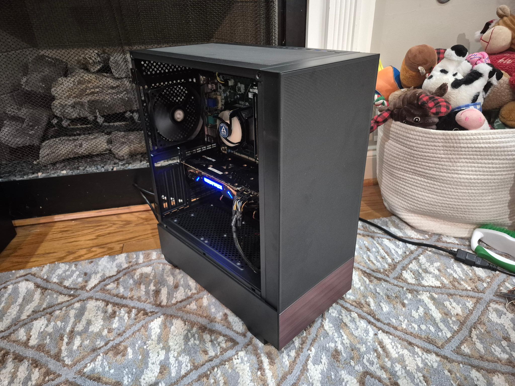 Budget Minimalist | 80 FPS Fortnite| i5-4590, 16GB RAM, 300GB SSD, AMD R9 390 8GB, Win10