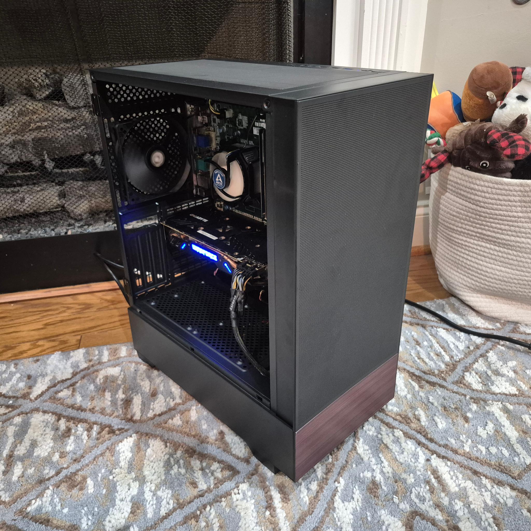Budget Minimalist | 80 FPS Fortnite| i5-4590, 16GB RAM, 300GB SSD, AMD R9 390 8GB, Win10