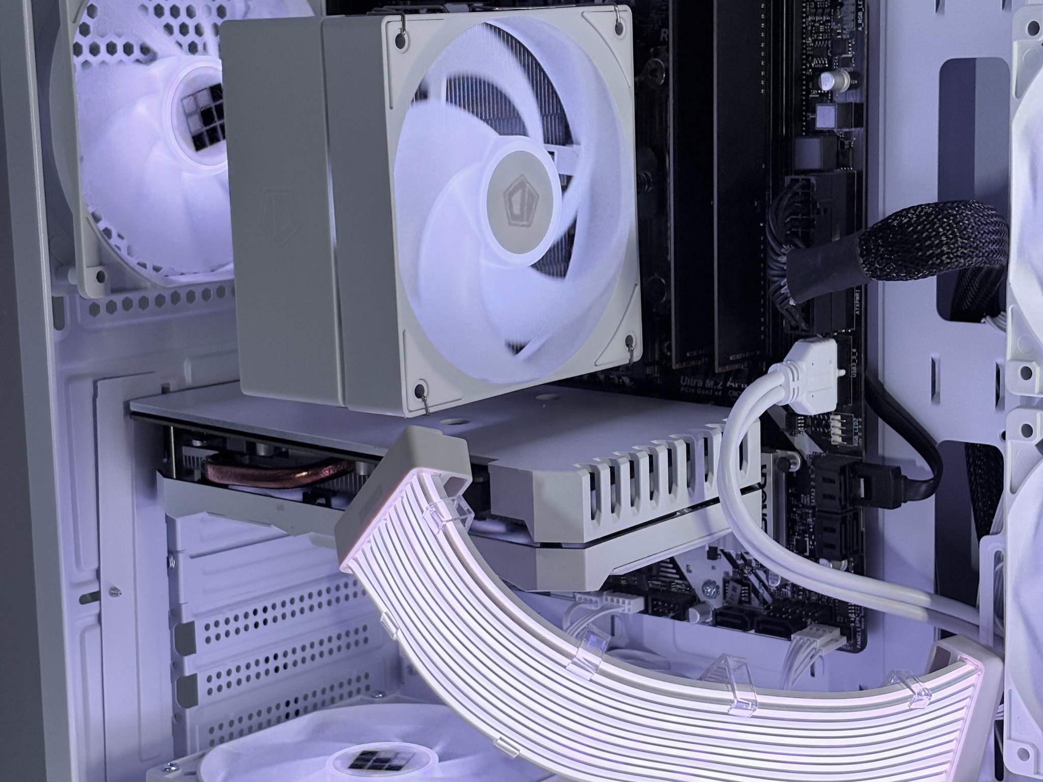 White Custom Gaming PC Build / I7 + 1660 Super /