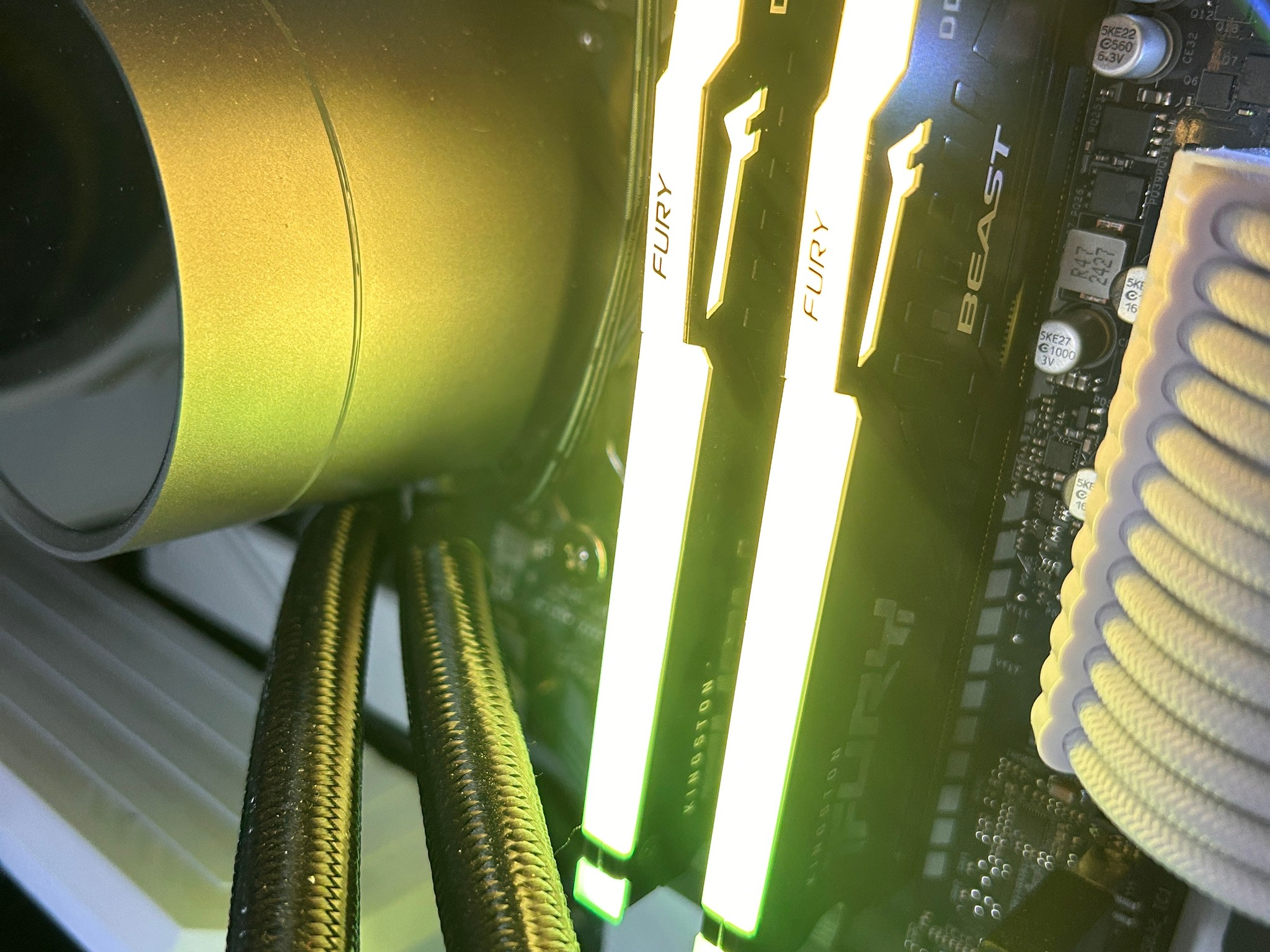 DDR5 32GB (16x2) RGB RAM Kingston Fury Beast like new 6000 CL36