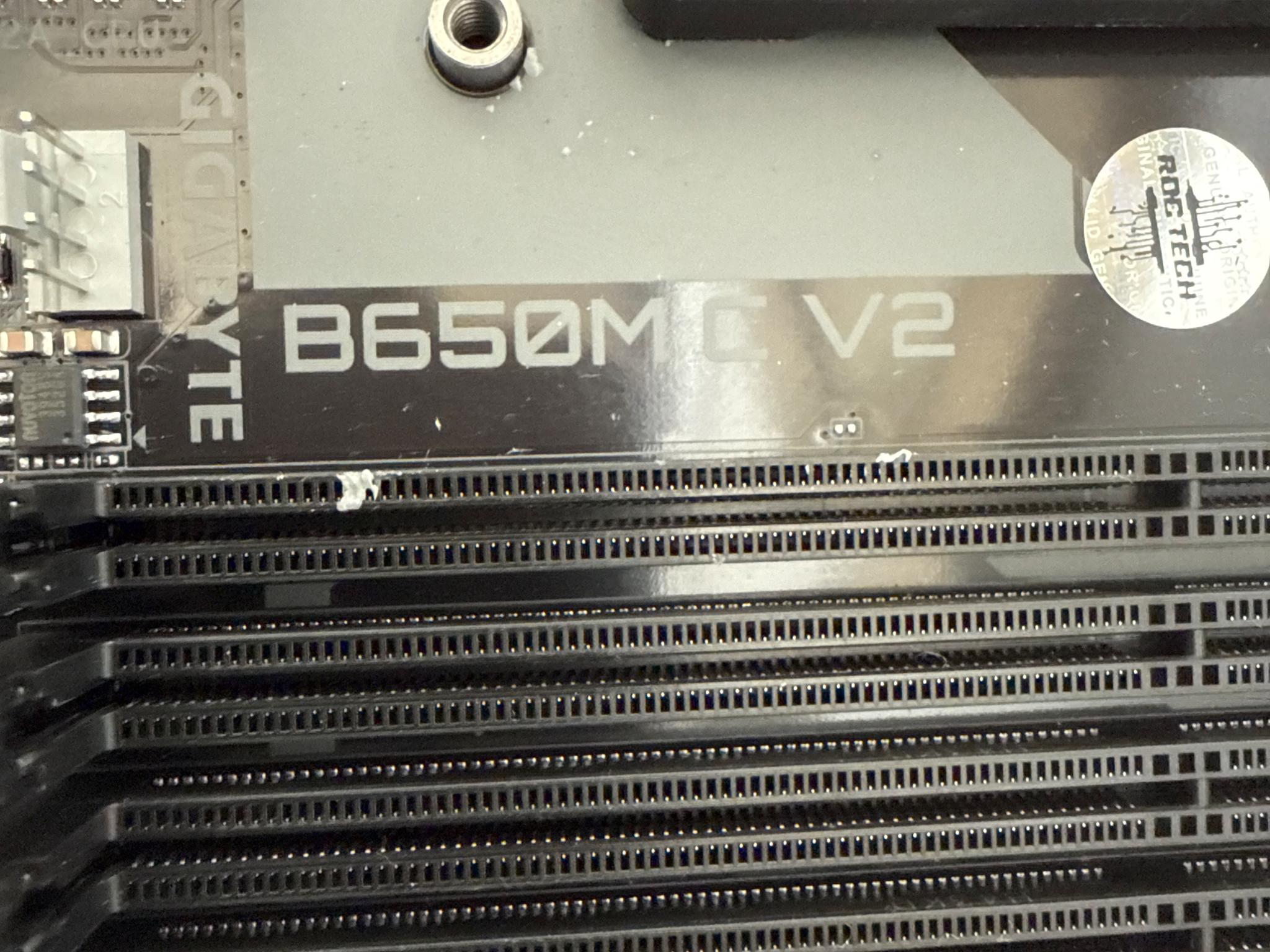 Gigabye B650M C V2 + Ryzen 5 7600 MOBO/CPU Combo