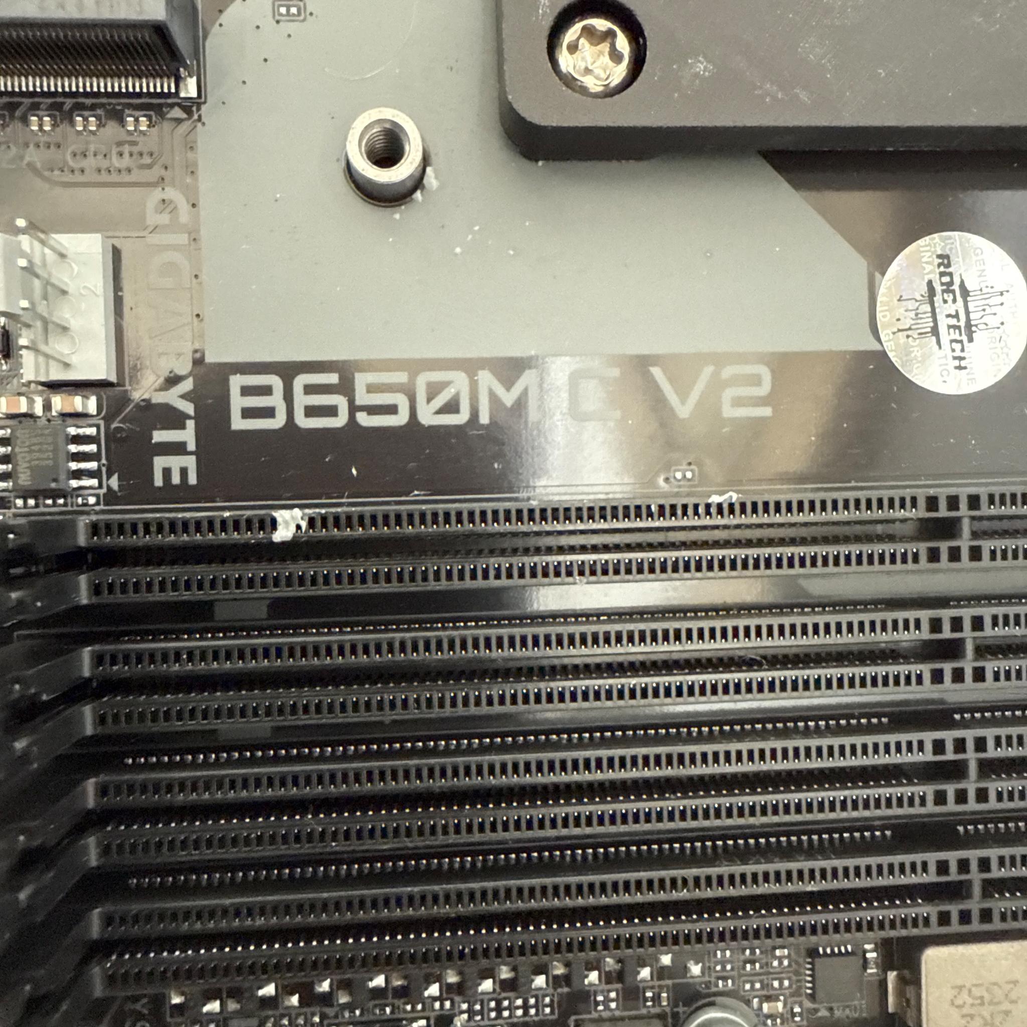 Gigabye B650M C V2 + Ryzen 5 7600 MOBO/CPU Combo