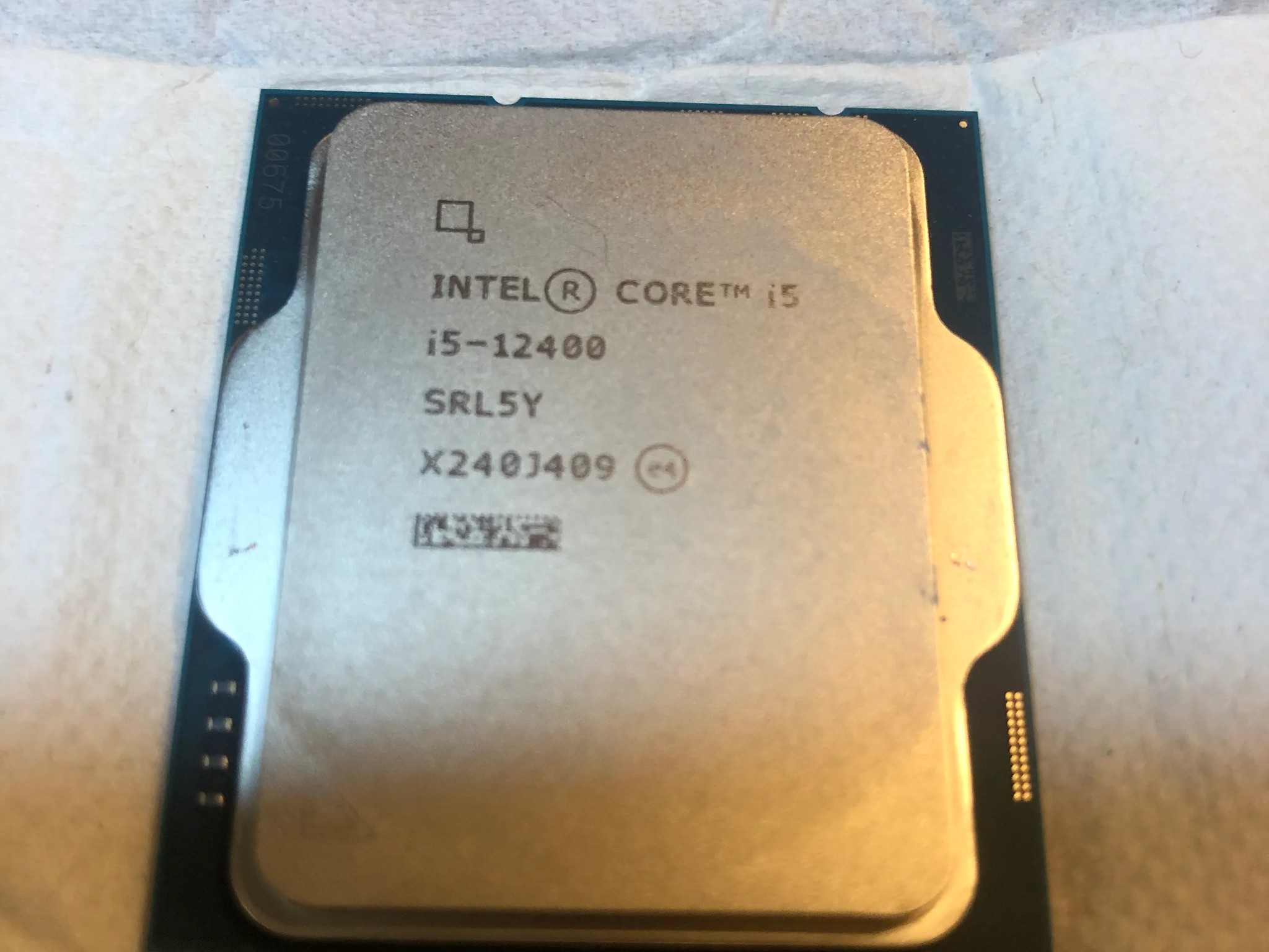 Intel Core i5-12400 w/stock cooler