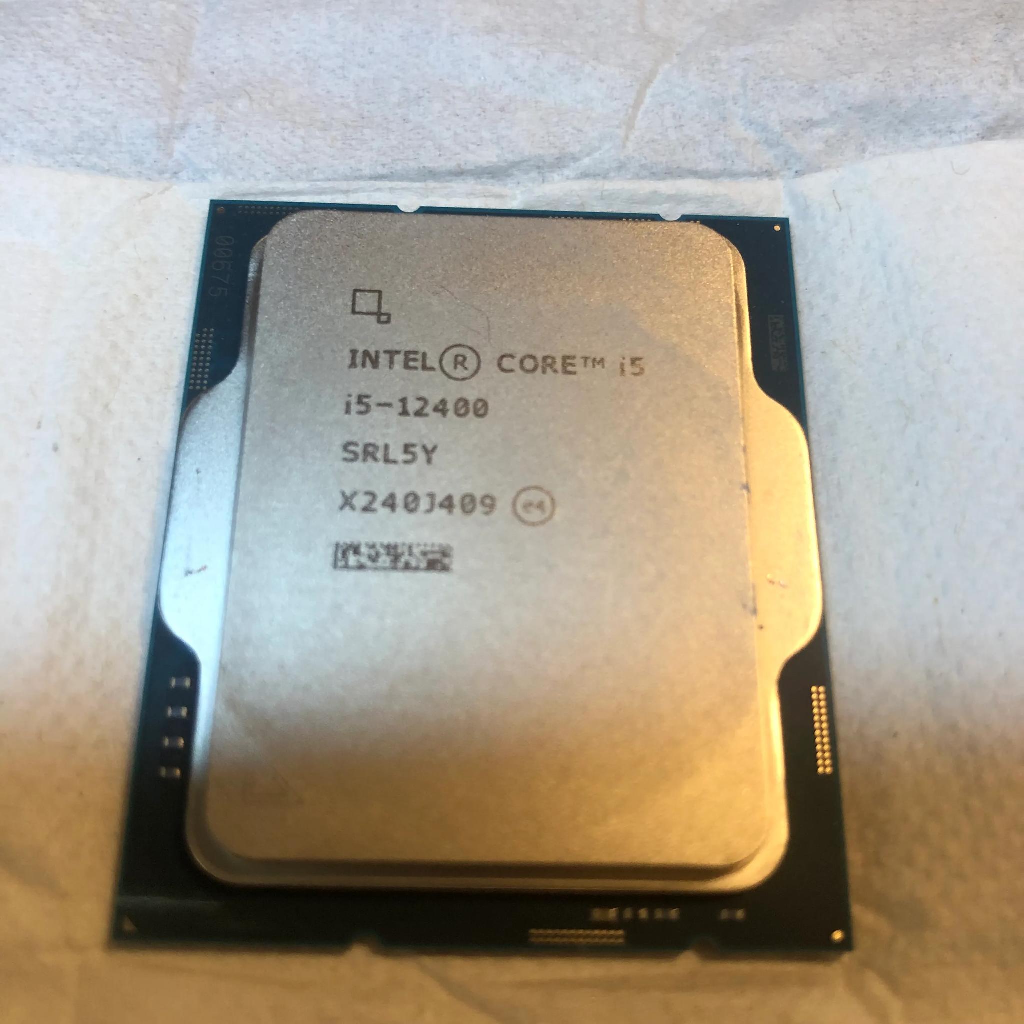 Intel Core i5-12400 w/stock cooler