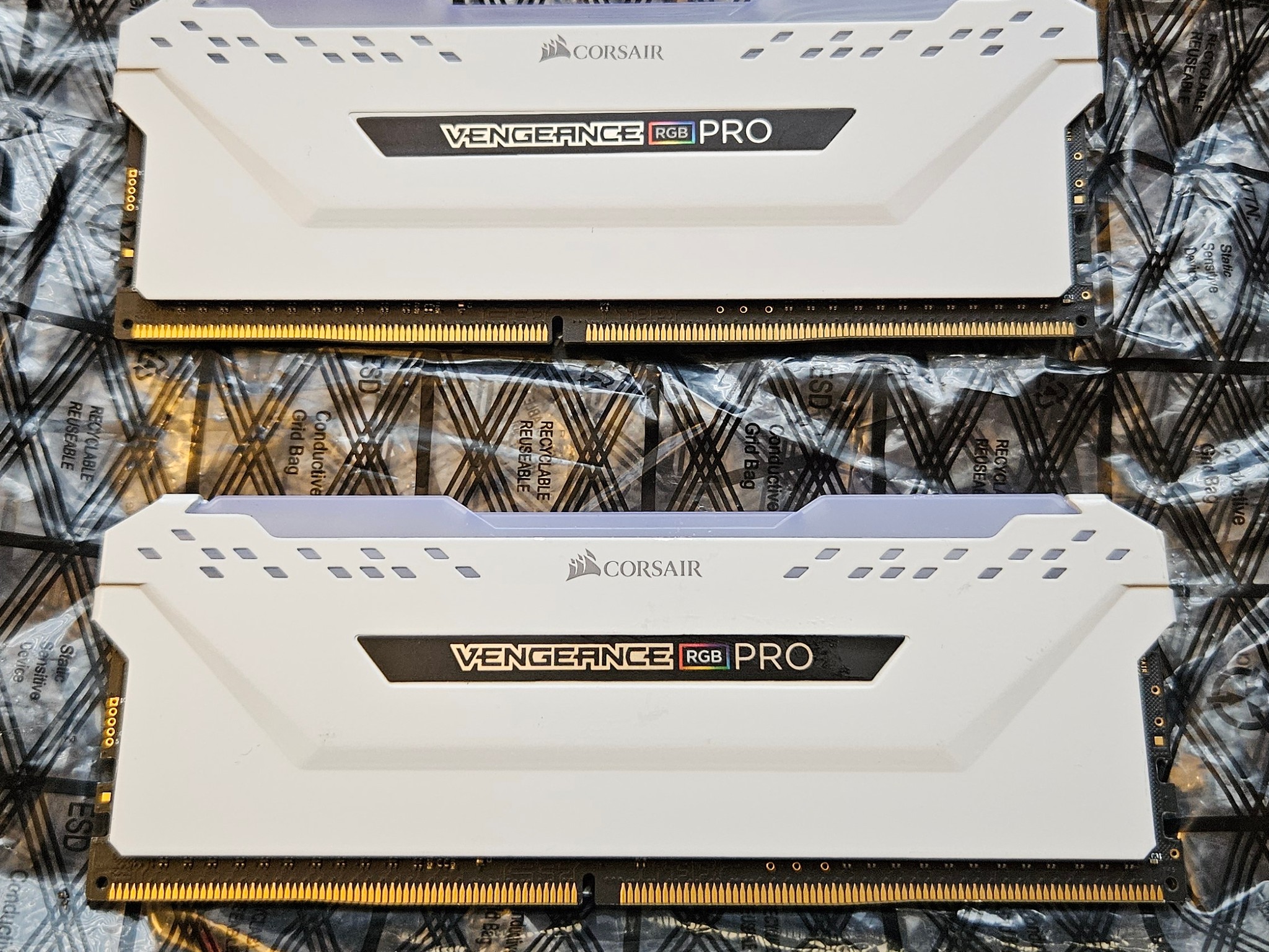16GB(2x8GB) White Corsair Vengeance RGB PRO 3200MHz DDR4 RAM