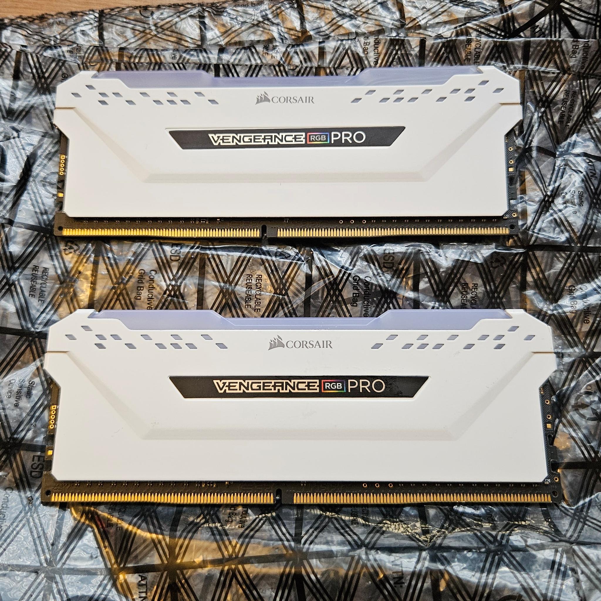 16GB(2x8GB) White Corsair Vengeance RGB PRO 3200MHz DDR4 RAM
