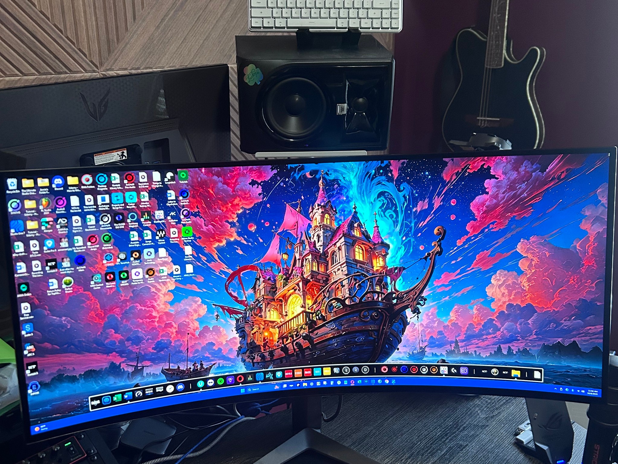 LG UltraGear OLED (1440P) (240Hz) 34" 800R Curved Gaming Monitor (34GS95QE-B)