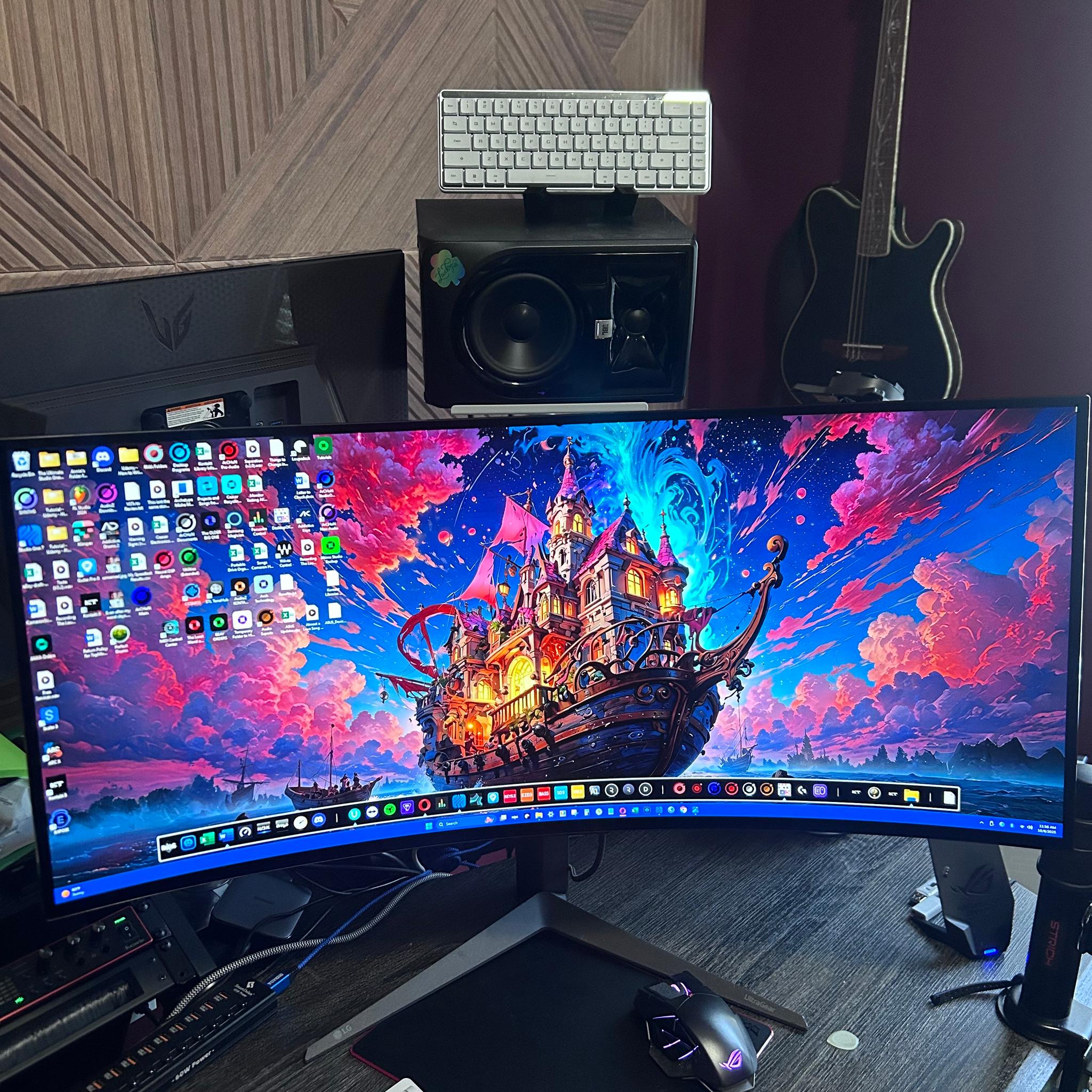 LG UltraGear OLED (1440P) (240Hz) 34" 800R Curved Gaming Monitor (34GS95QE-B)